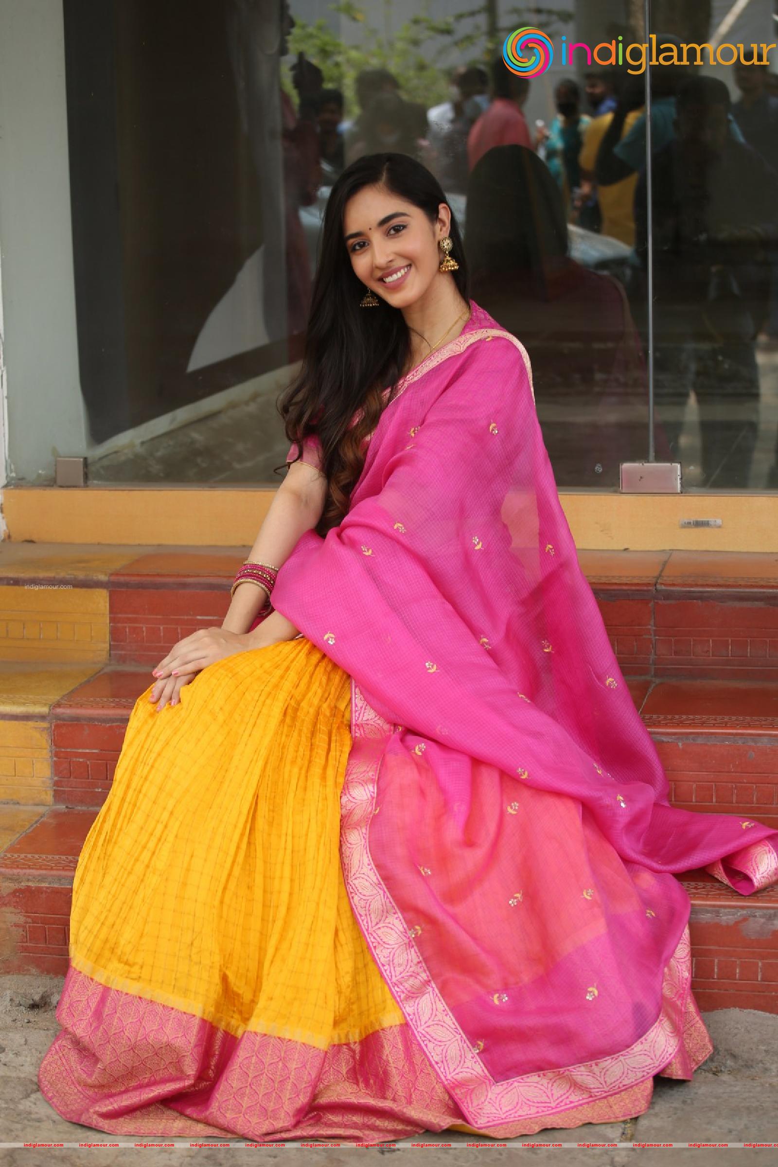 Simrat Kaur Actress hd photo