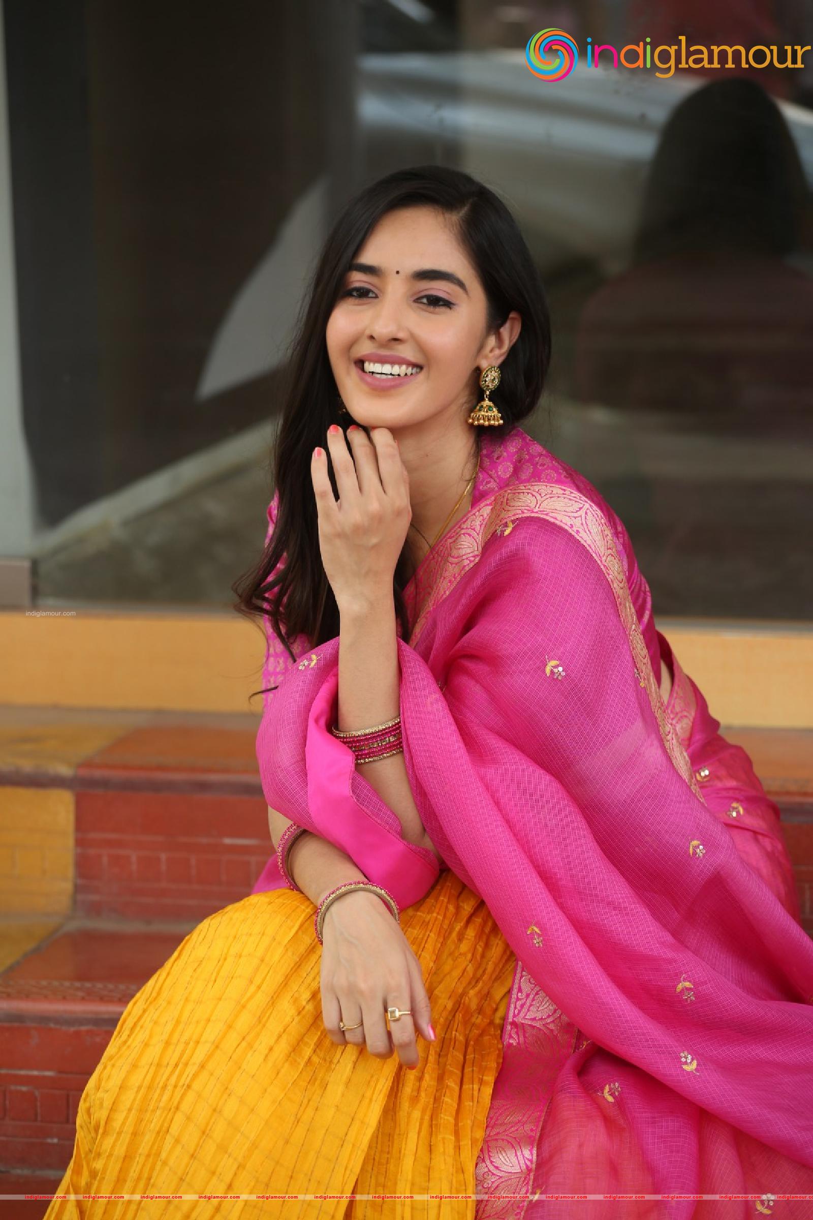 Simrat Kaur Actress hd photo