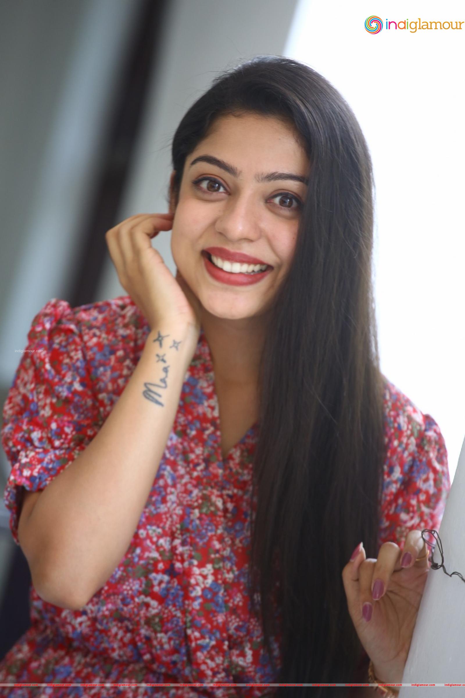 Varsha Bollamma Actress hd photo