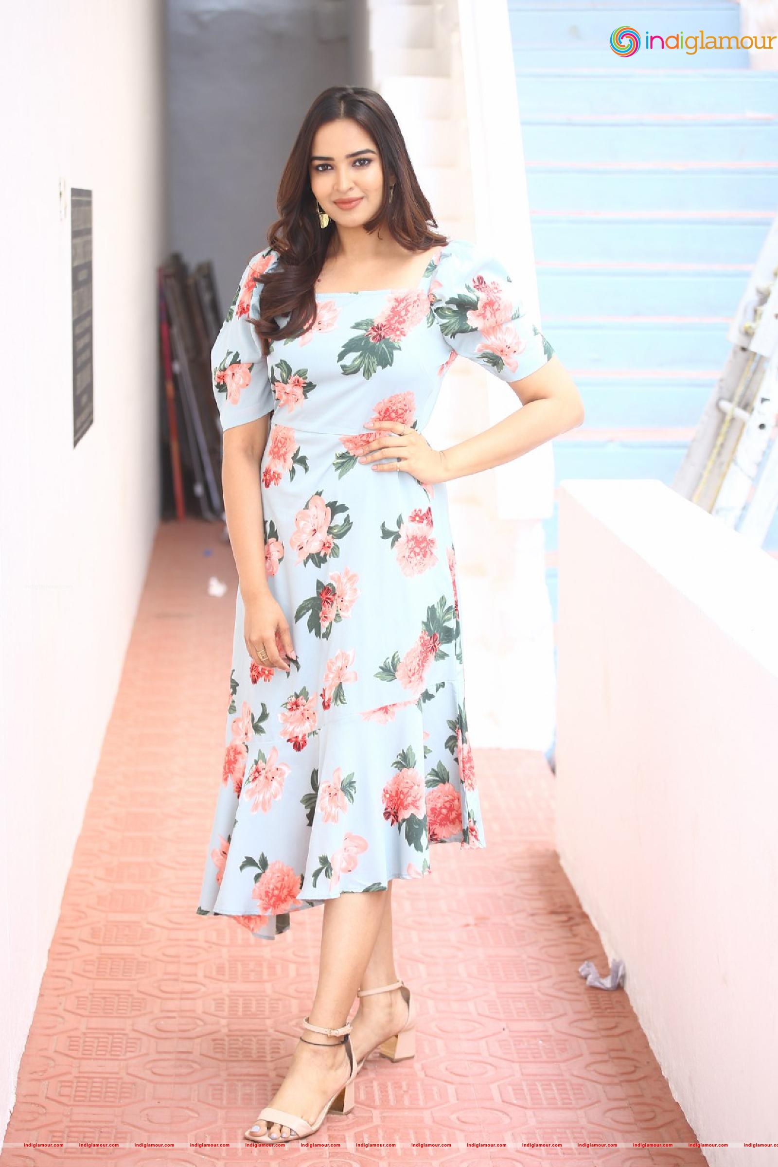 Pujita Ponnada Actress hd photo