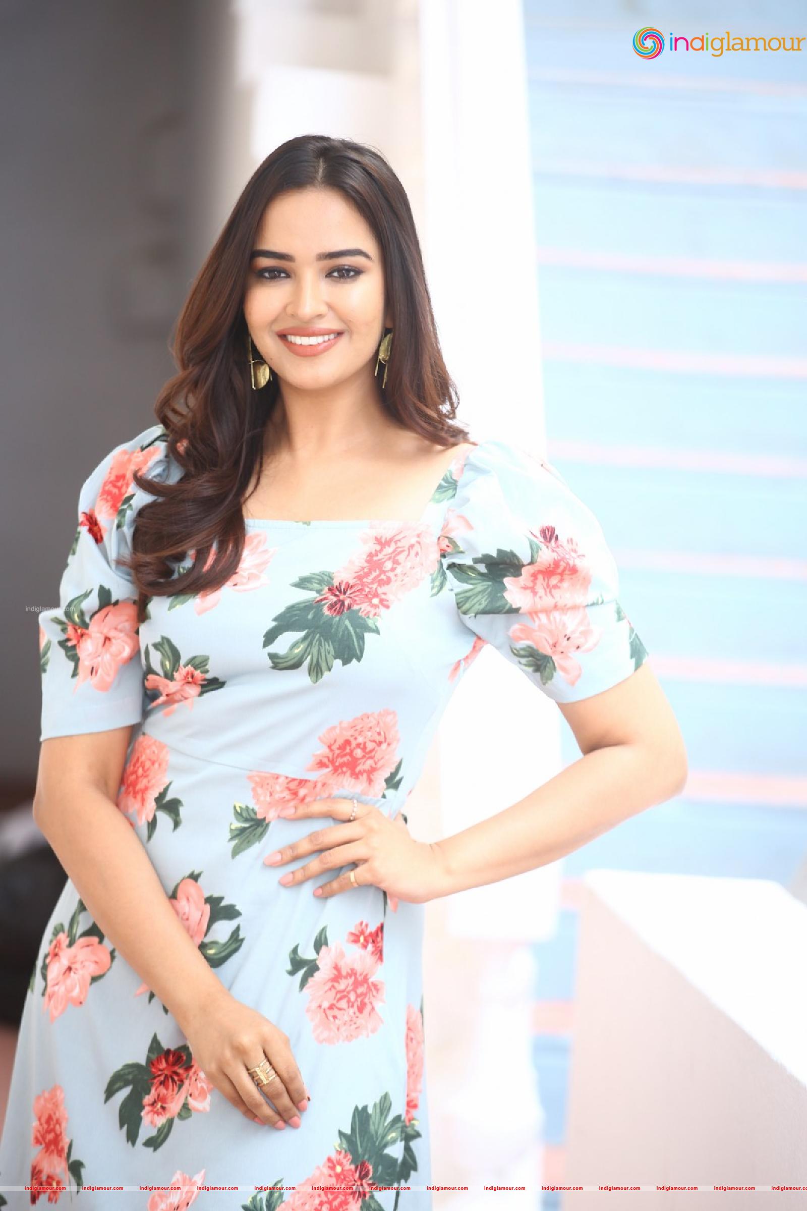 Pujita Ponnada Actress hd photo