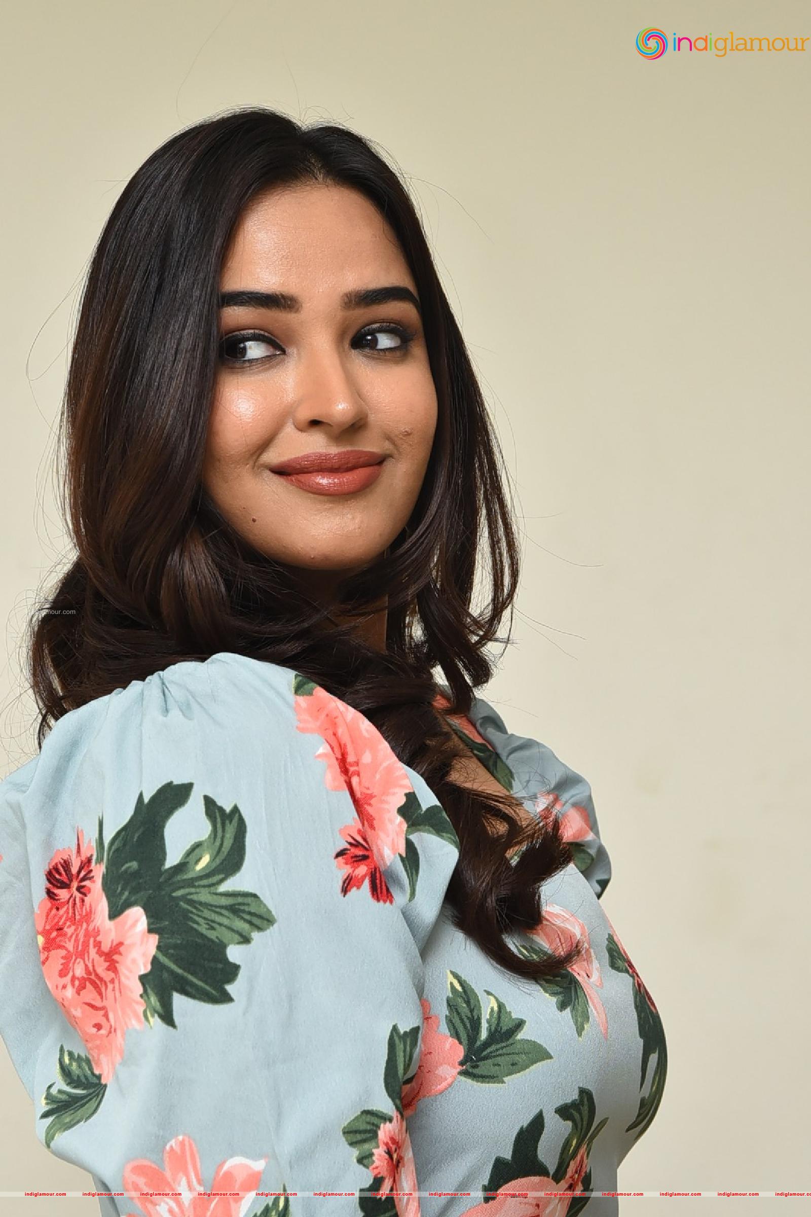 Pujita Ponnada Actress hd photo