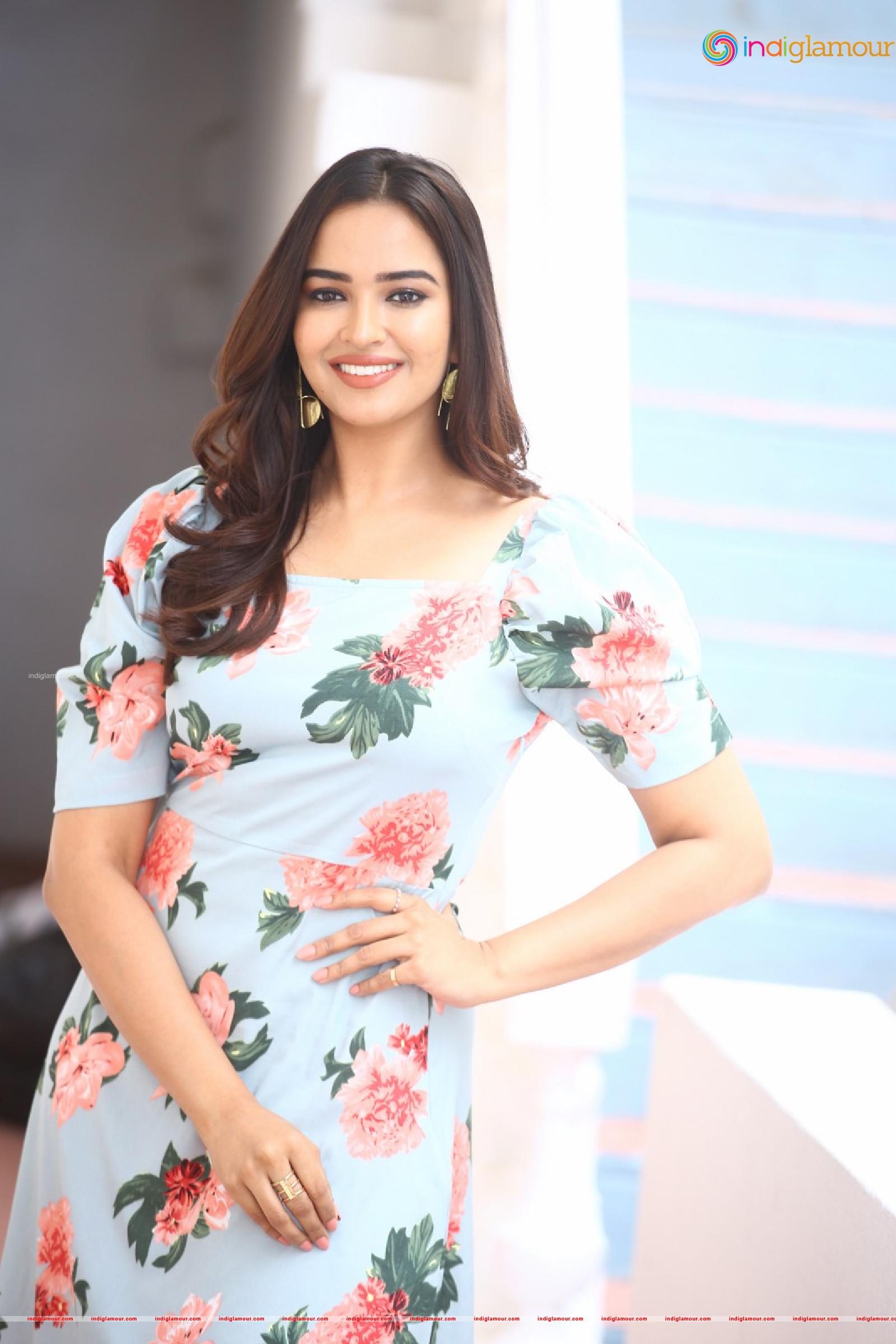 Pujita Ponnada Actress hd photo