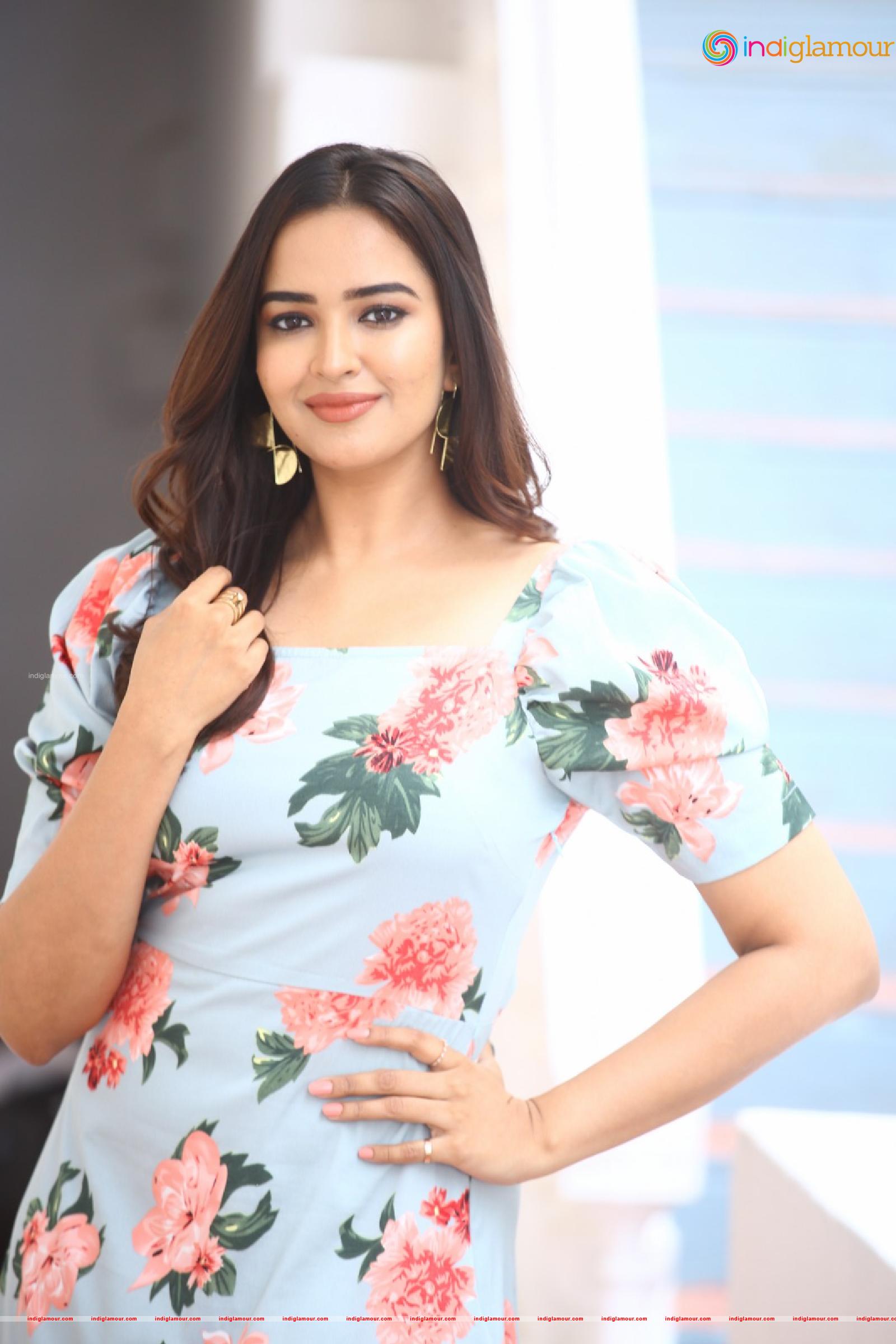 Pujita Ponnada Actress hd photo
