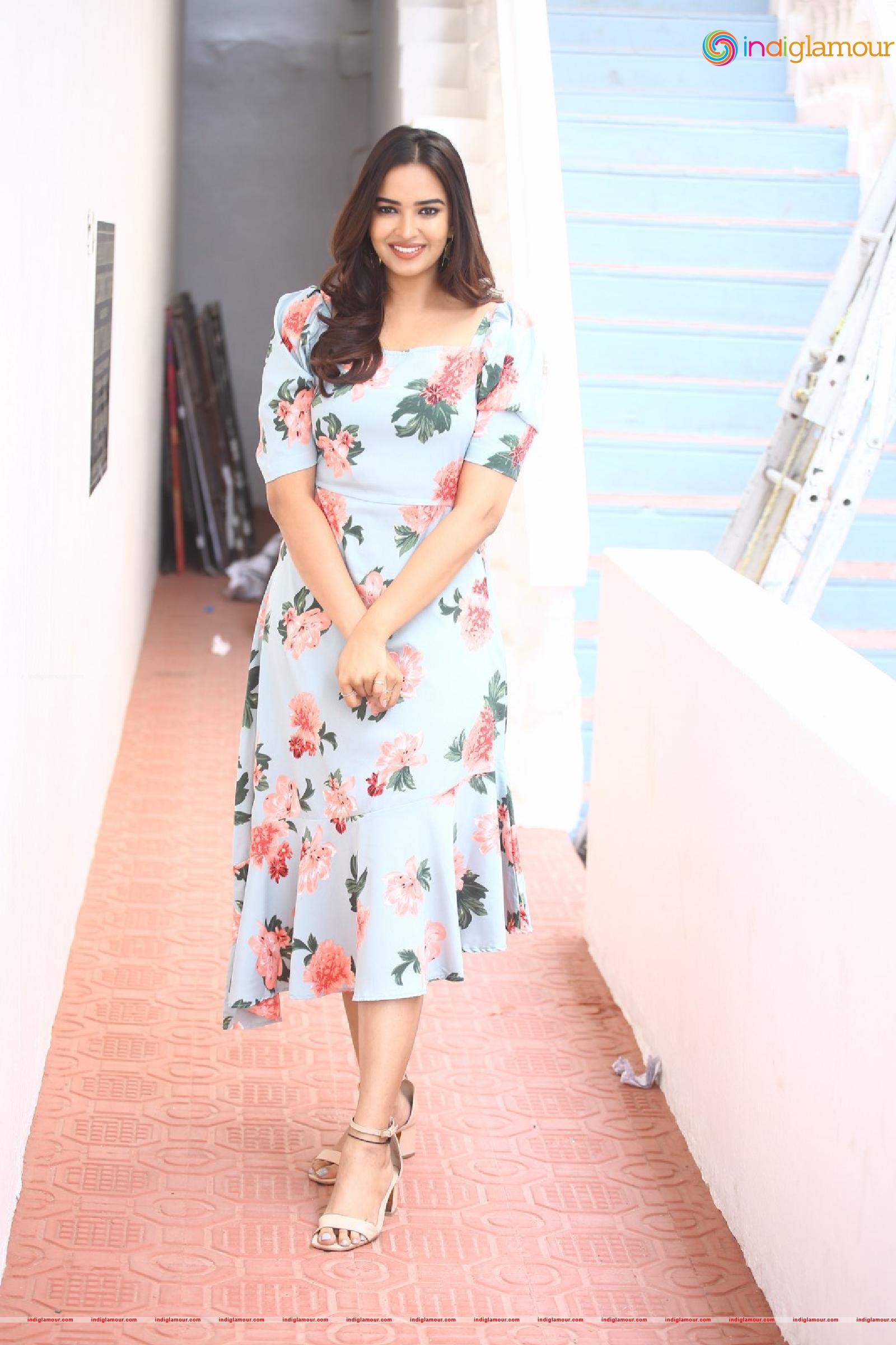 Pujita Ponnada Actress hd photo