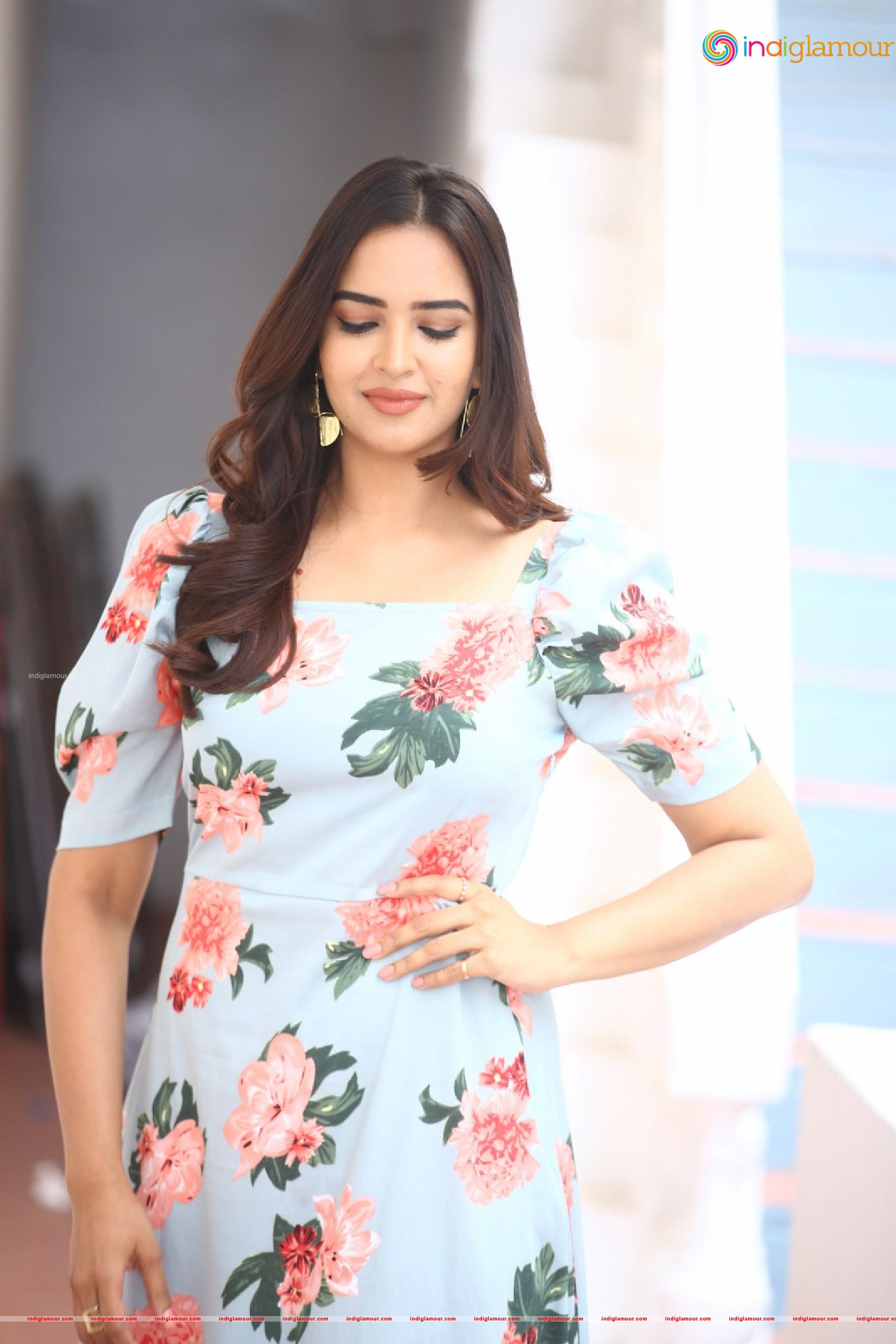 Pujita Ponnada Actress hd photo