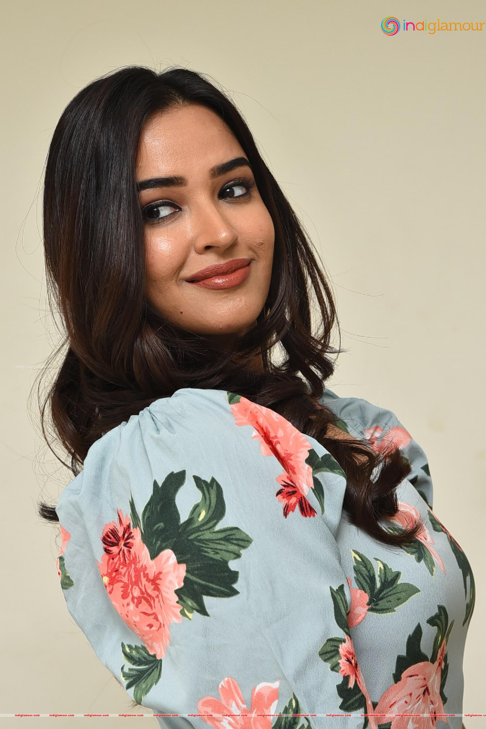 Pujita Ponnada Actress hd photo