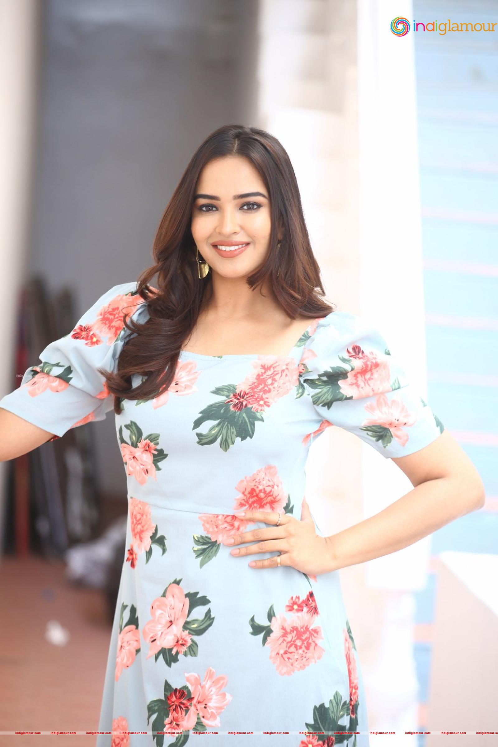 Pujita Ponnada Actress hd photo