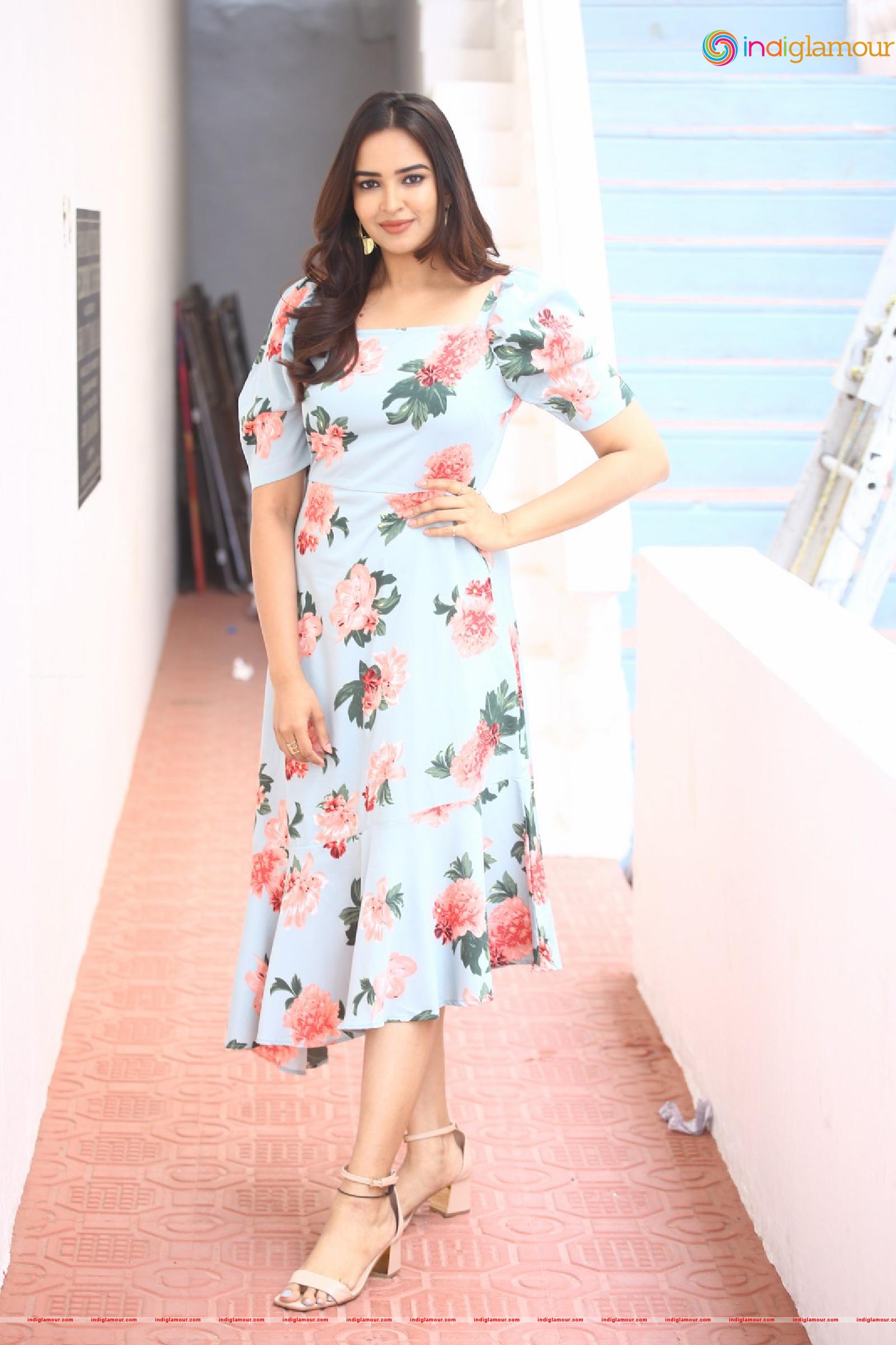 Pujita Ponnada Actress hd photo