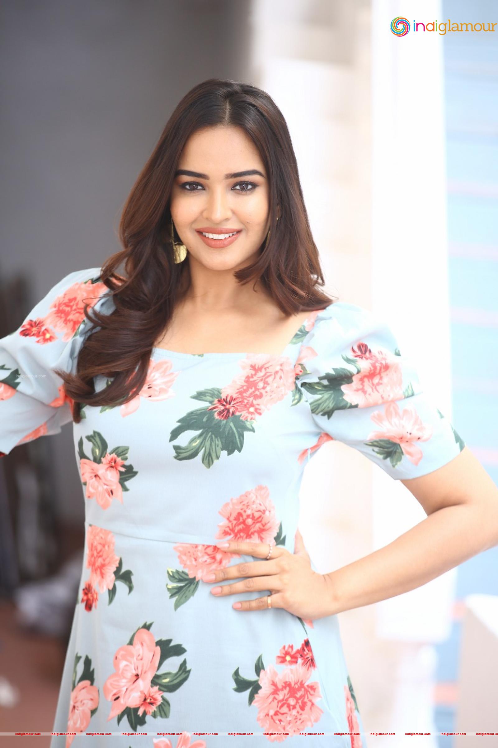 Pujita Ponnada Actress hd photo