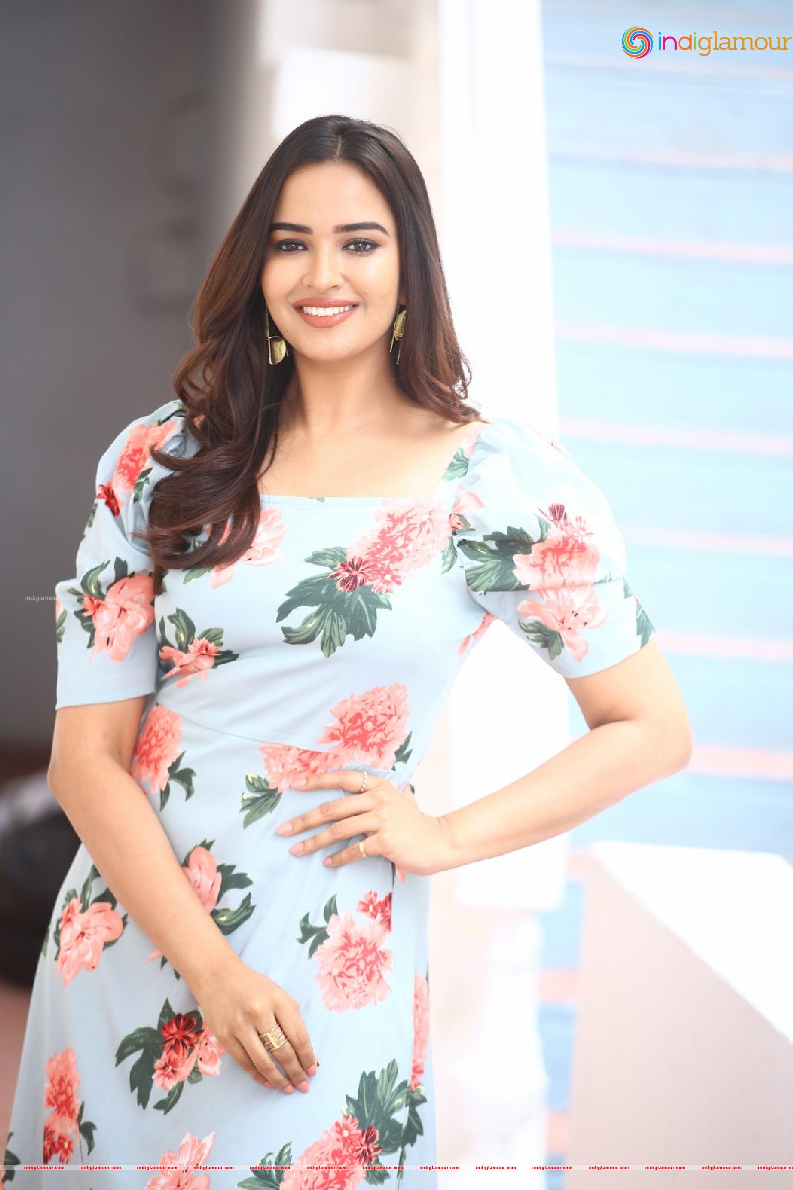 Pujita Ponnada Actress hd photo