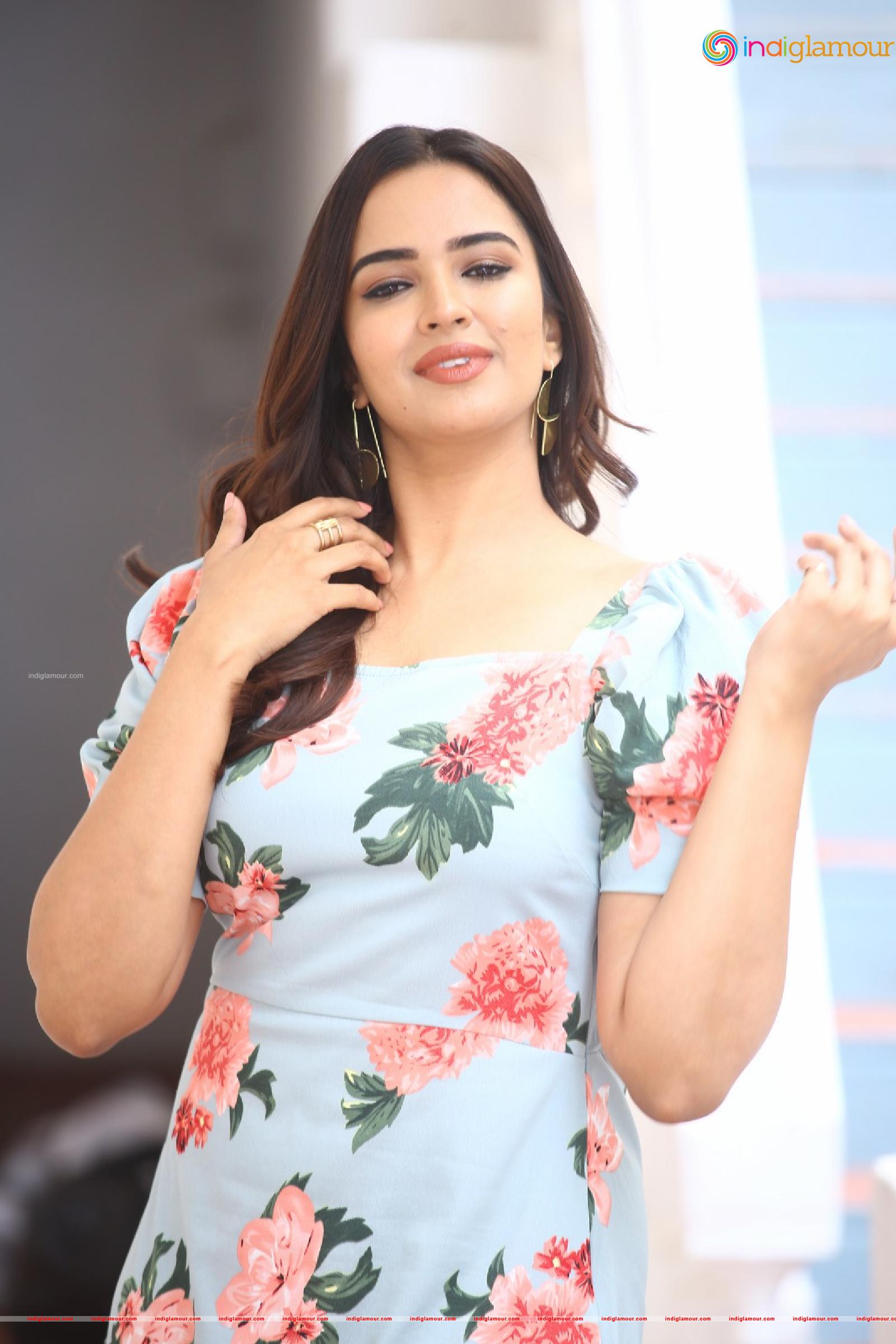 Pujita Ponnada Actress hd photo