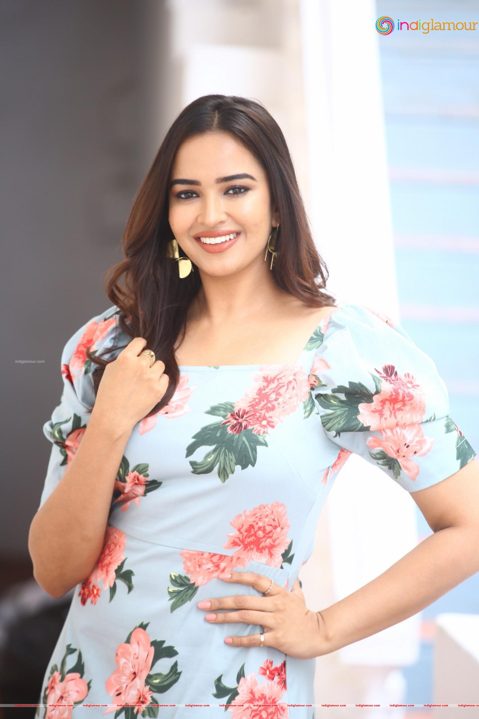 Pujita Ponnada Actress hd photo