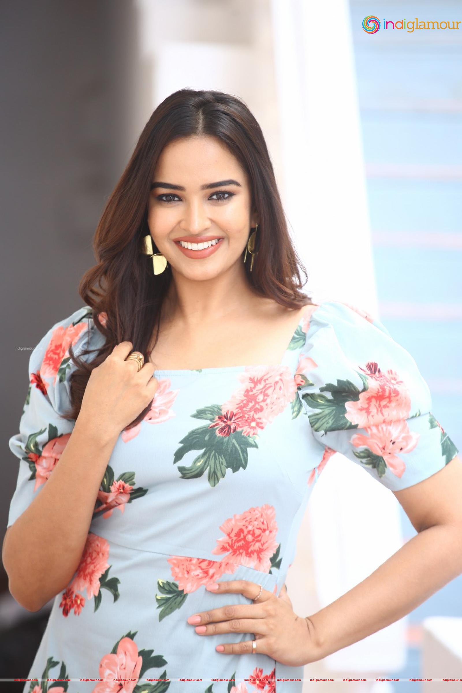 Pujita Ponnada Actress hd photo