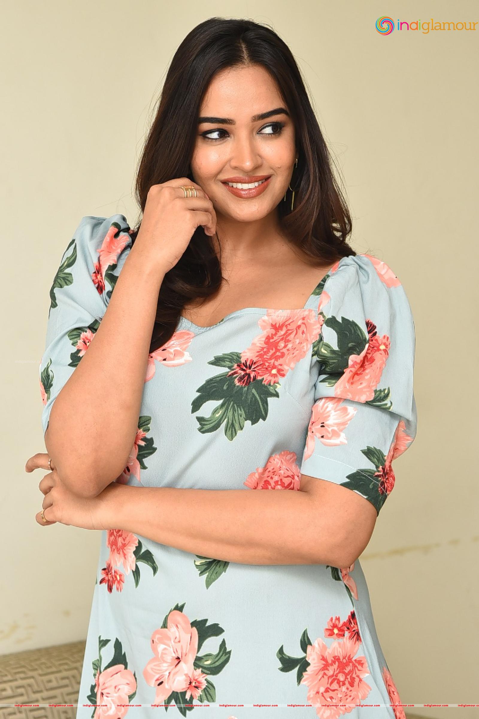 Pujita Ponnada Actress hd photo
