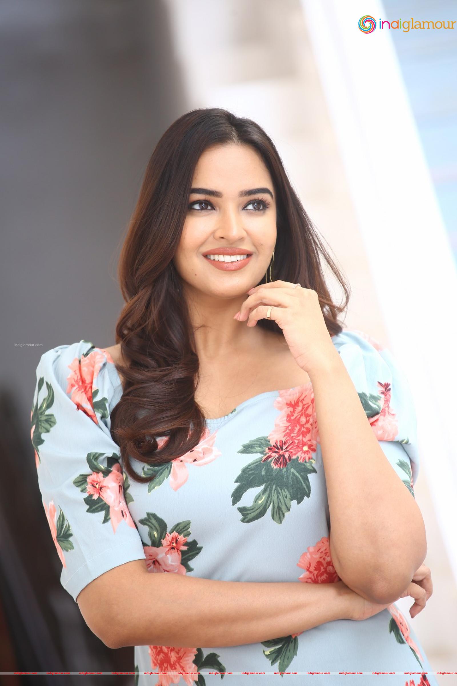 Pujita Ponnada Actress hd photo