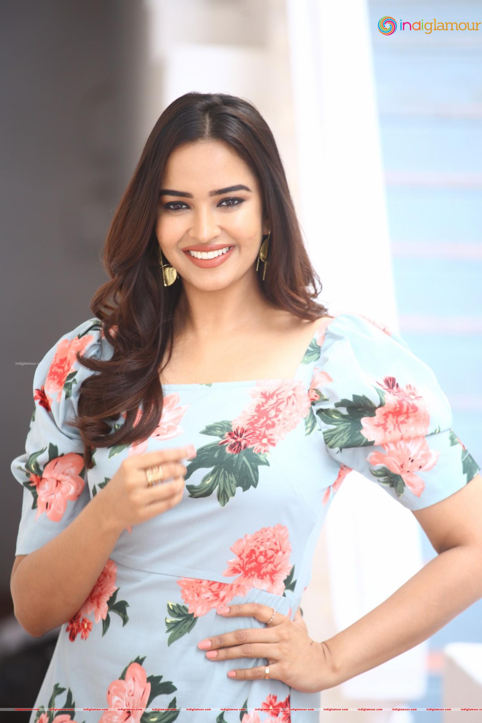 Pujita Ponnada Actress hd photo