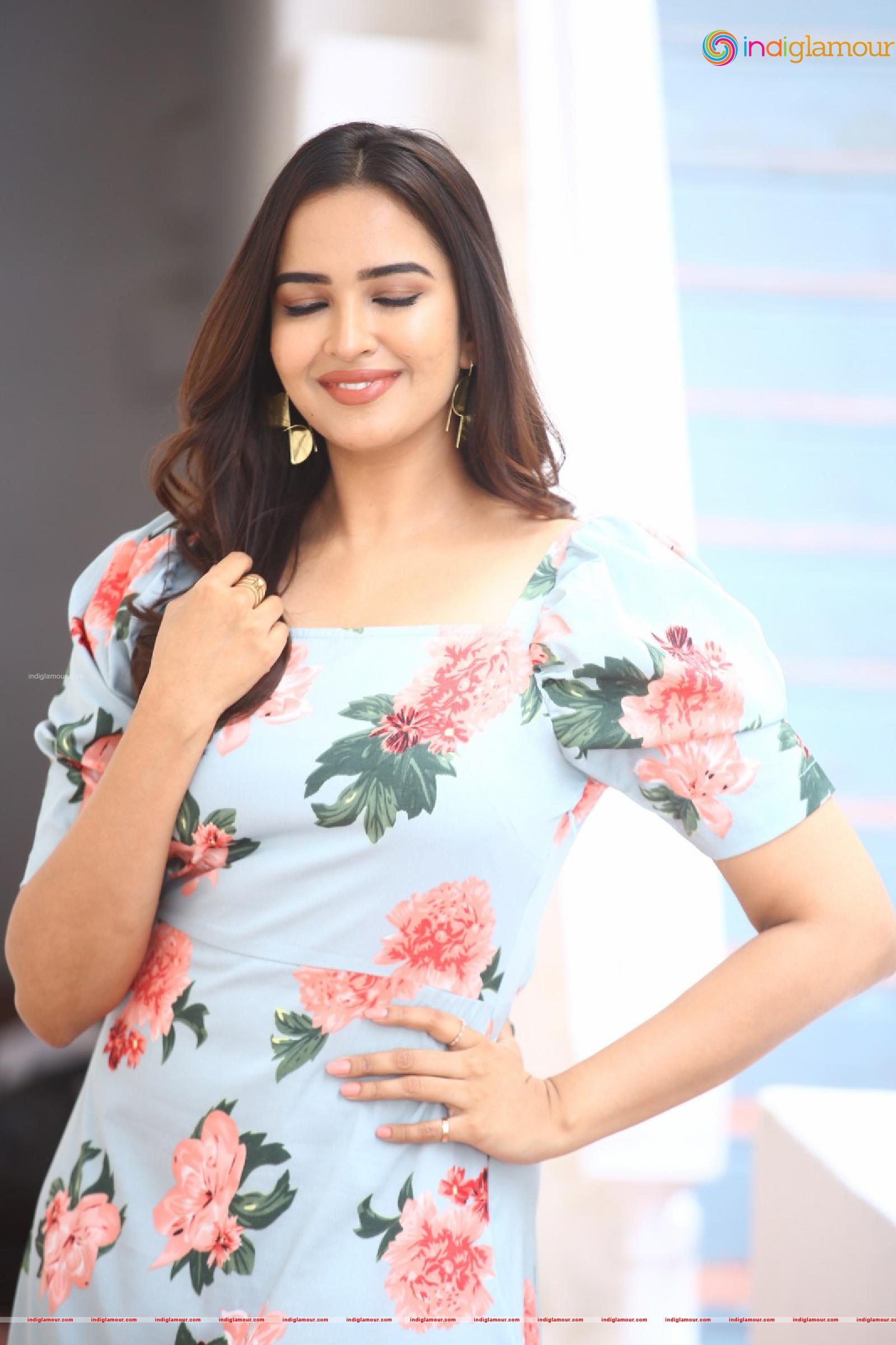 Pujita Ponnada Actress hd photo