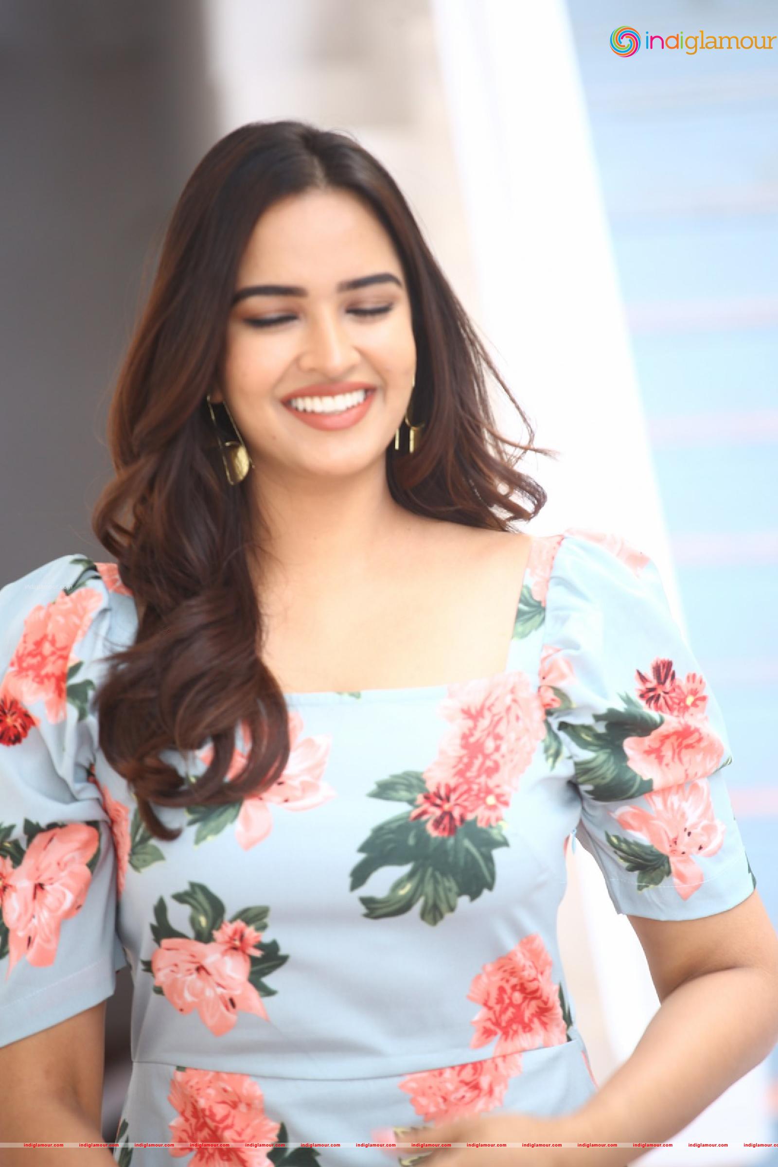 Pujita Ponnada Actress hd photo