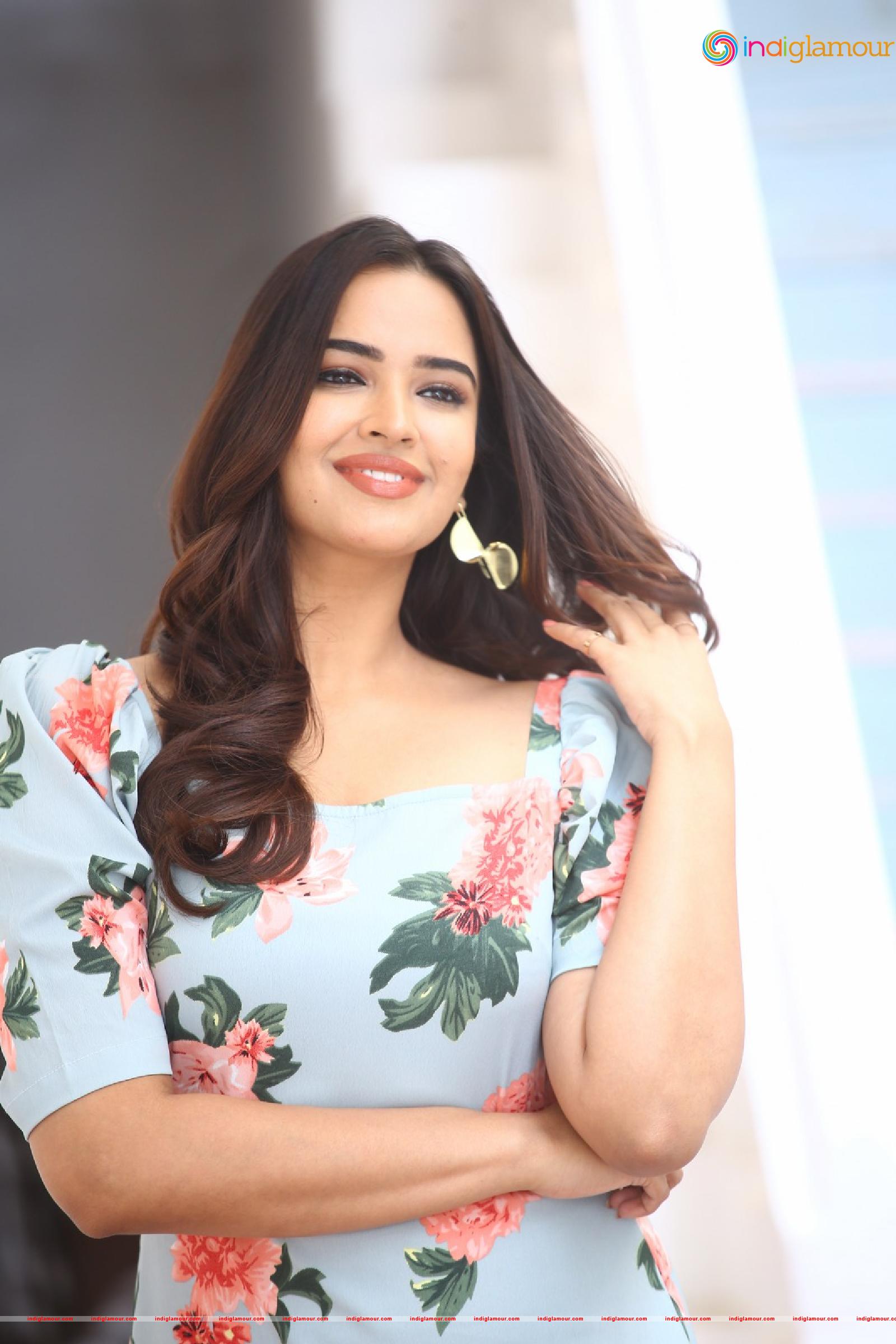 Pujita Ponnada Actress hd photo