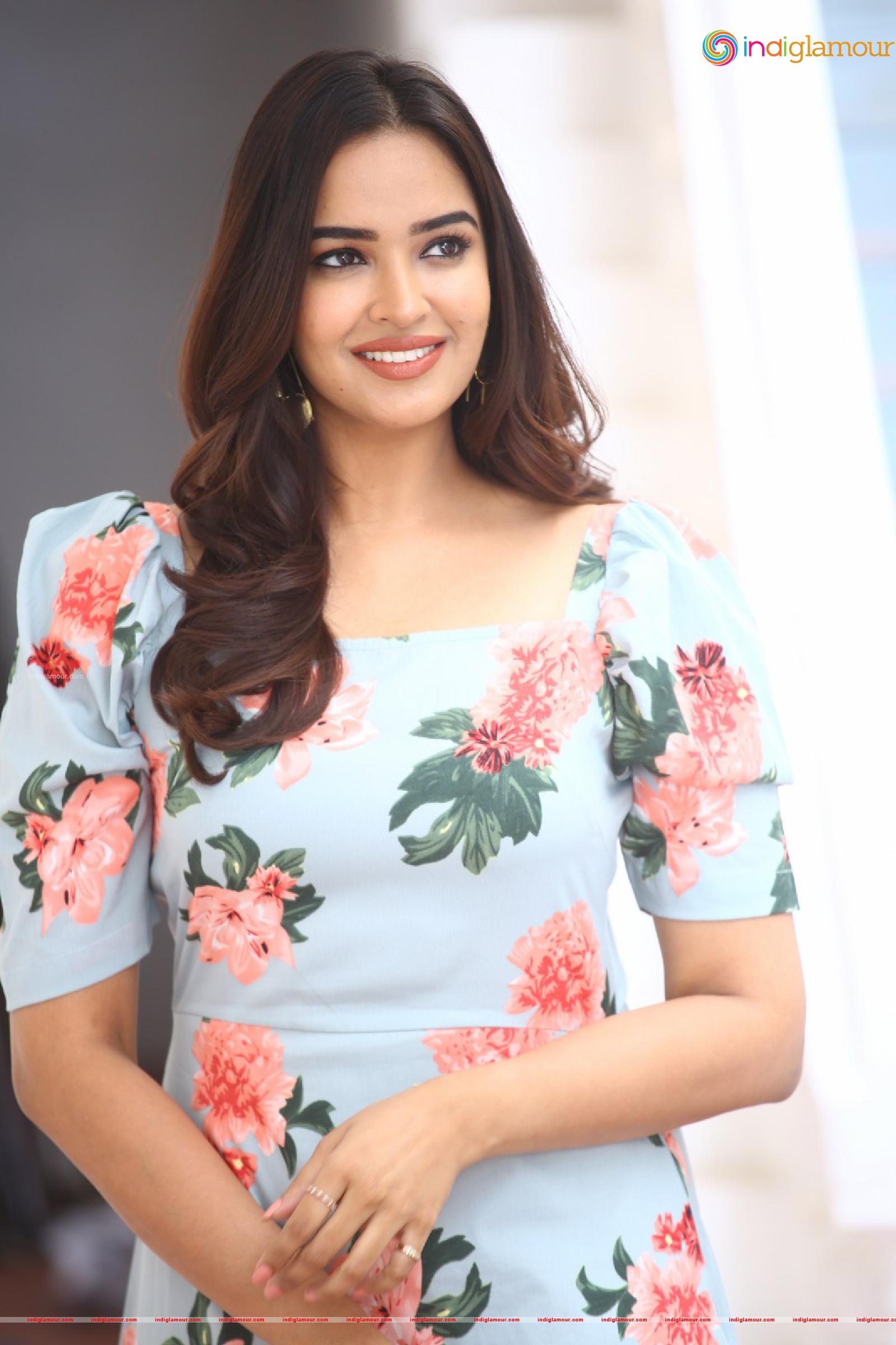 Pujita Ponnada Actress hd photo