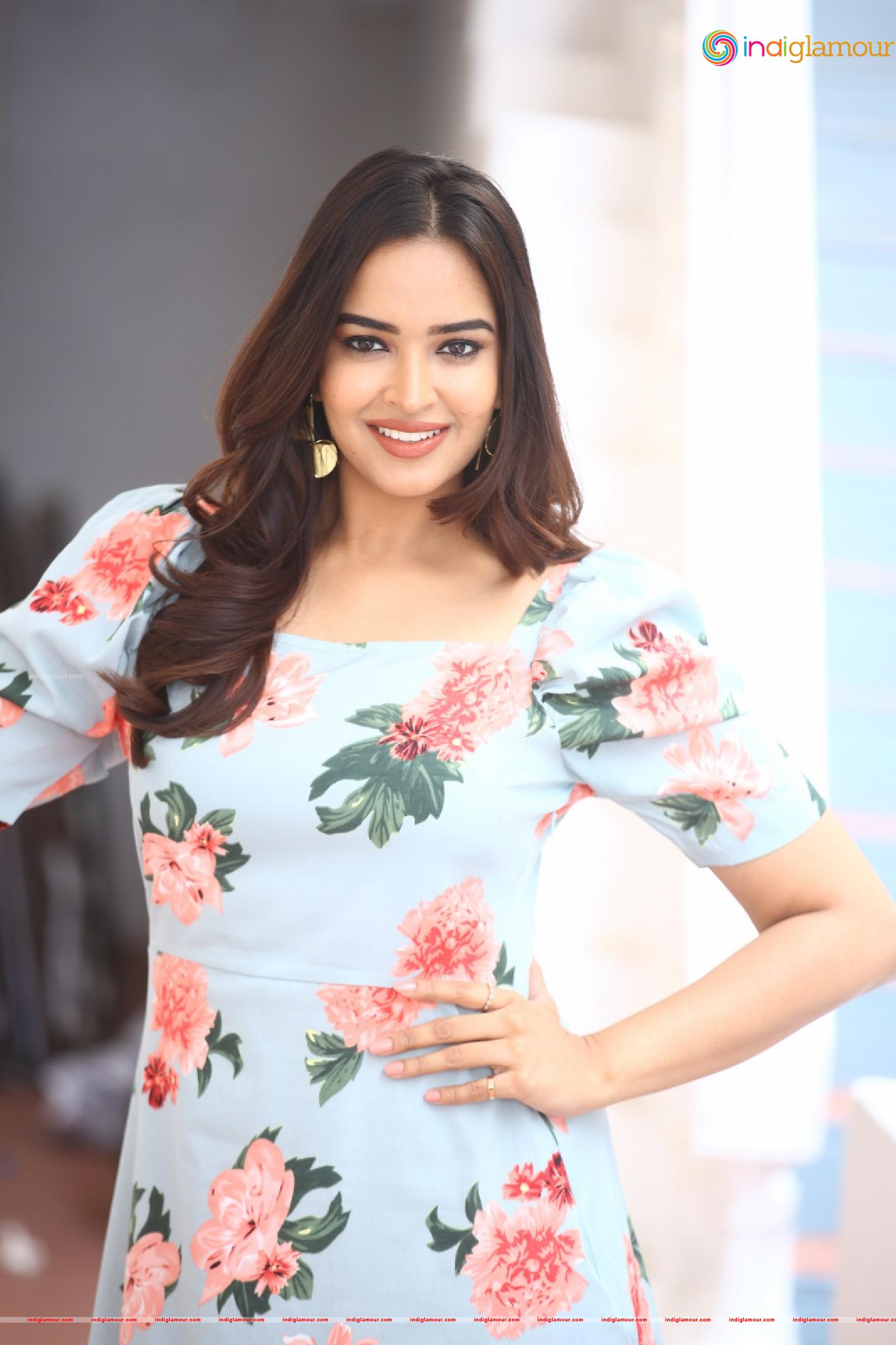 Pujita Ponnada Actress hd photo