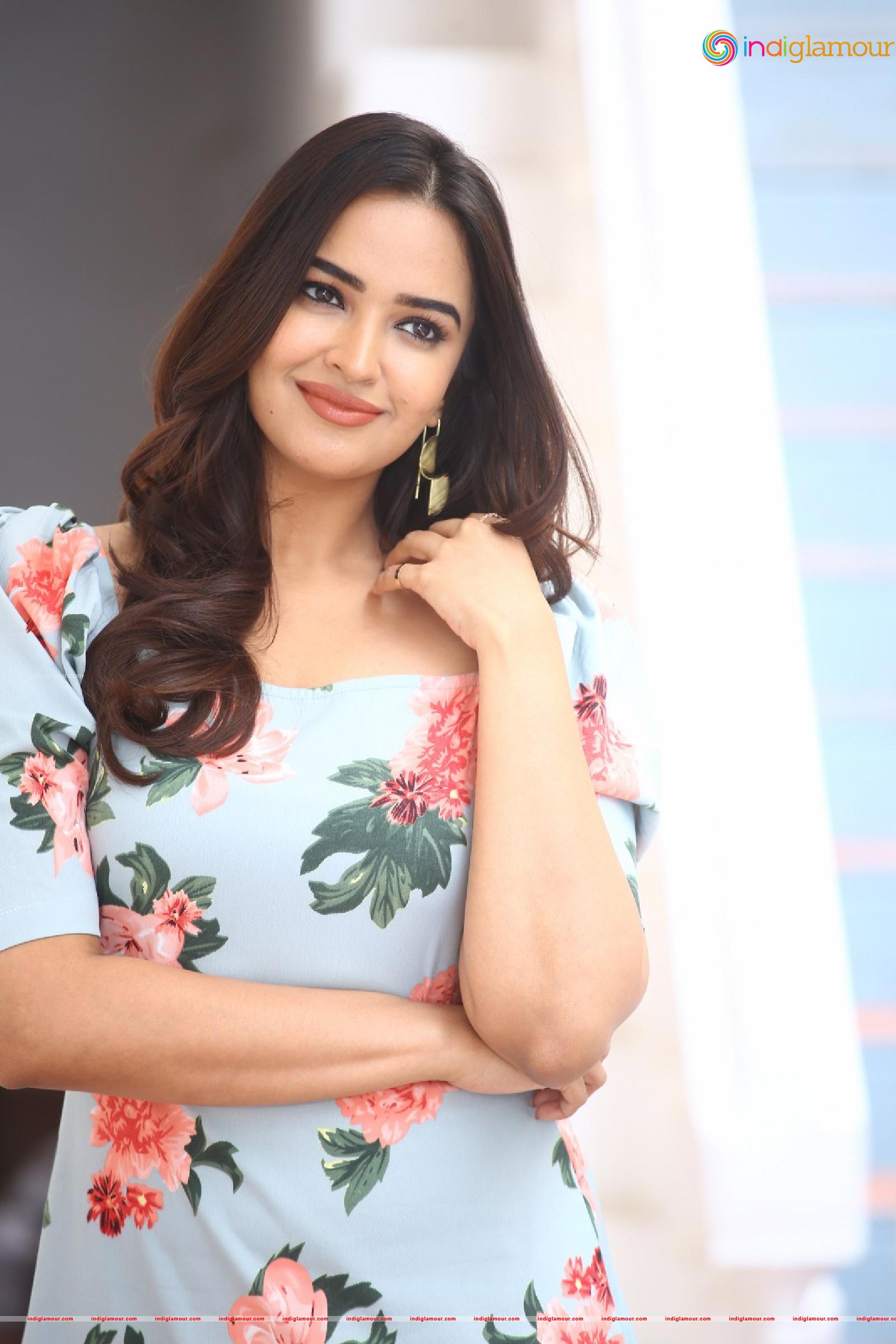 Pujita Ponnada Actress hd photo