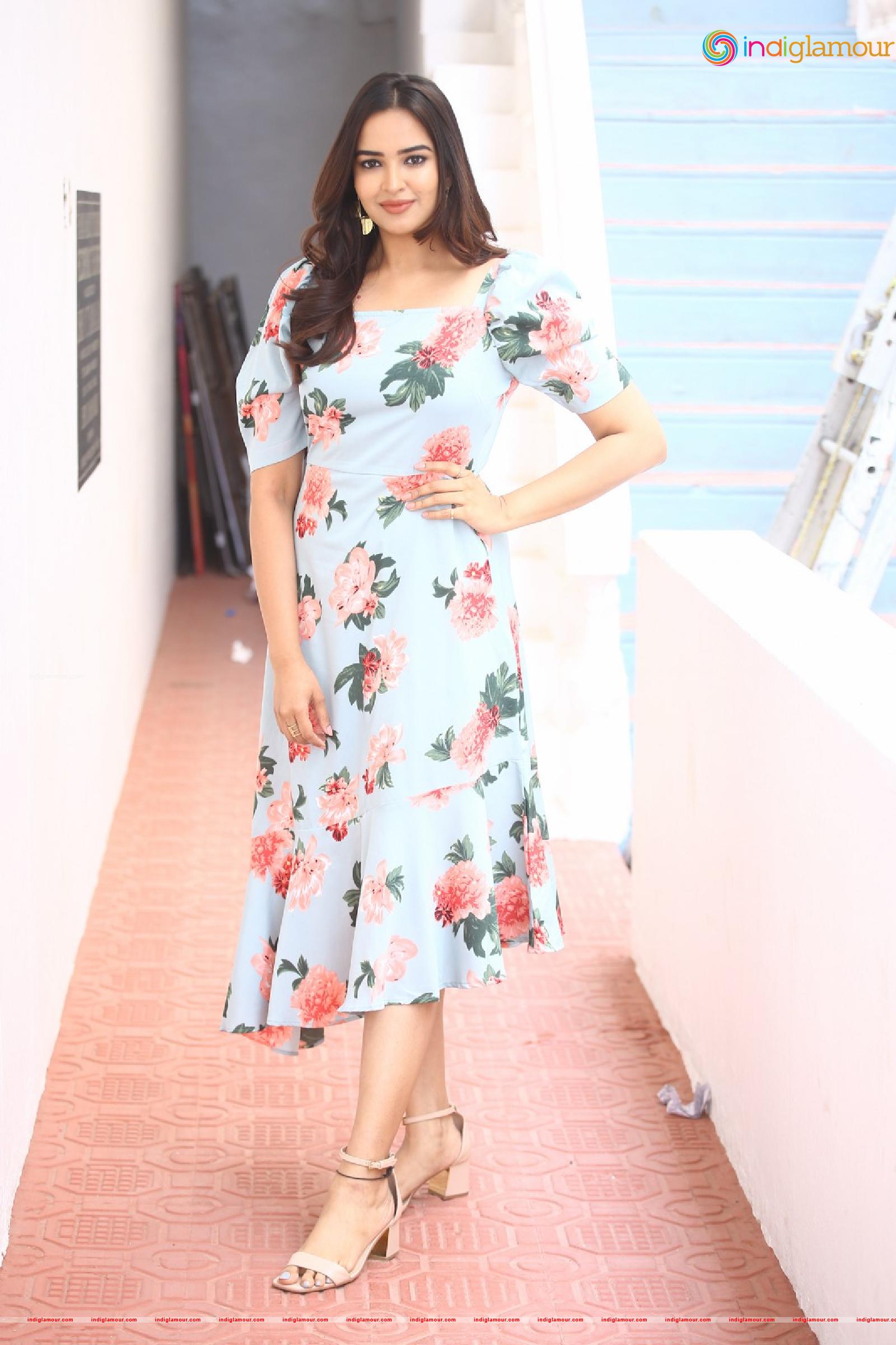 Pujita Ponnada Actress hd photo