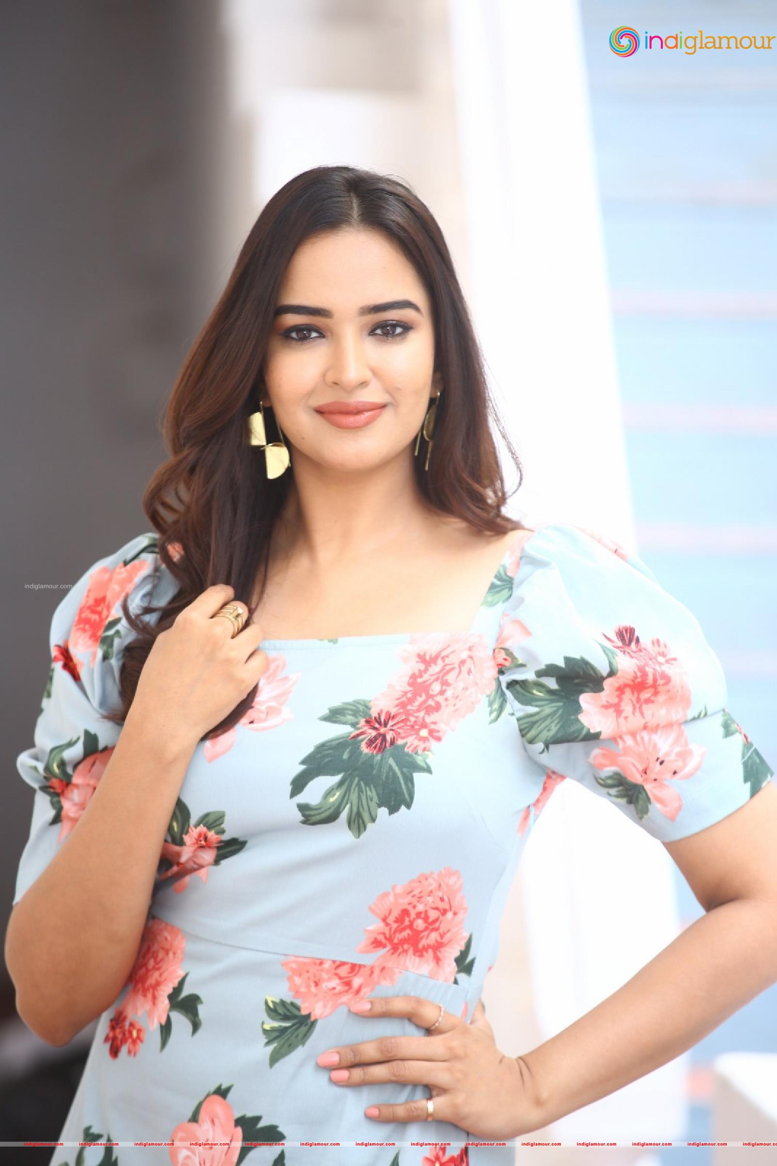 Pujita Ponnada Actress hd photo