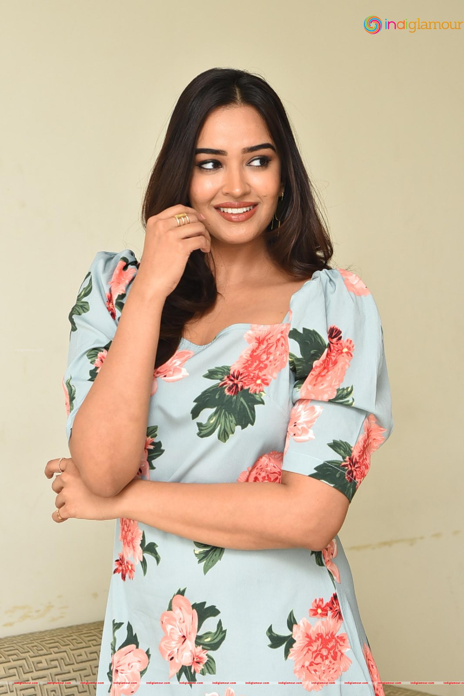 Pujita Ponnada Actress hd photo