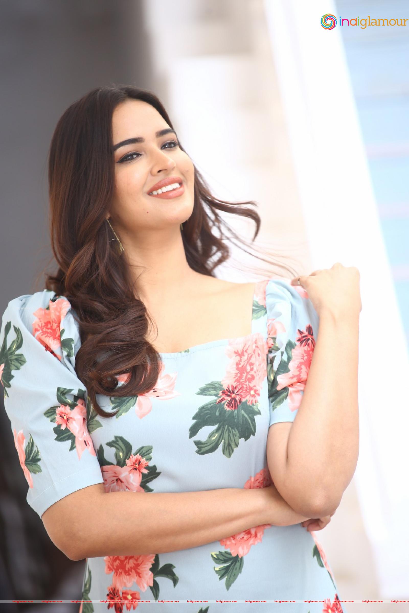 Pujita Ponnada Actress hd photo