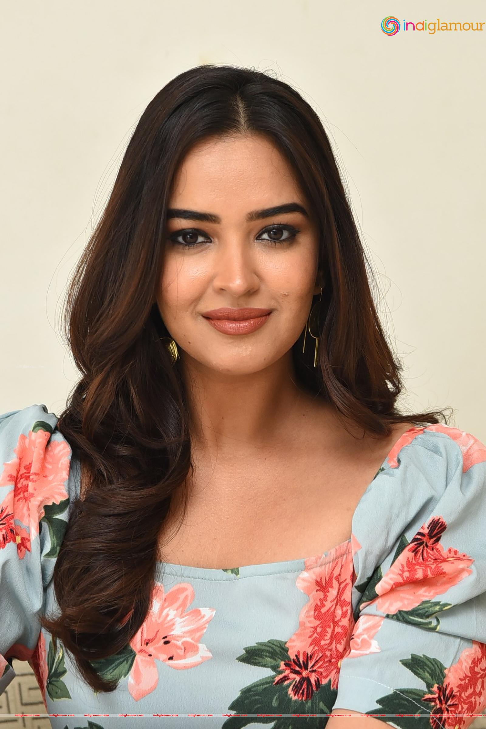 Pujita Ponnada Actress hd photo