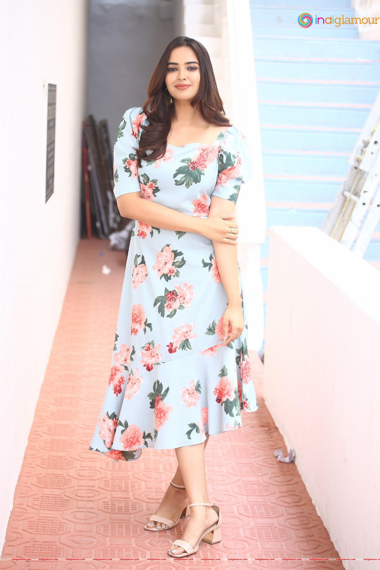 Pujita Ponnada Actress hd photo