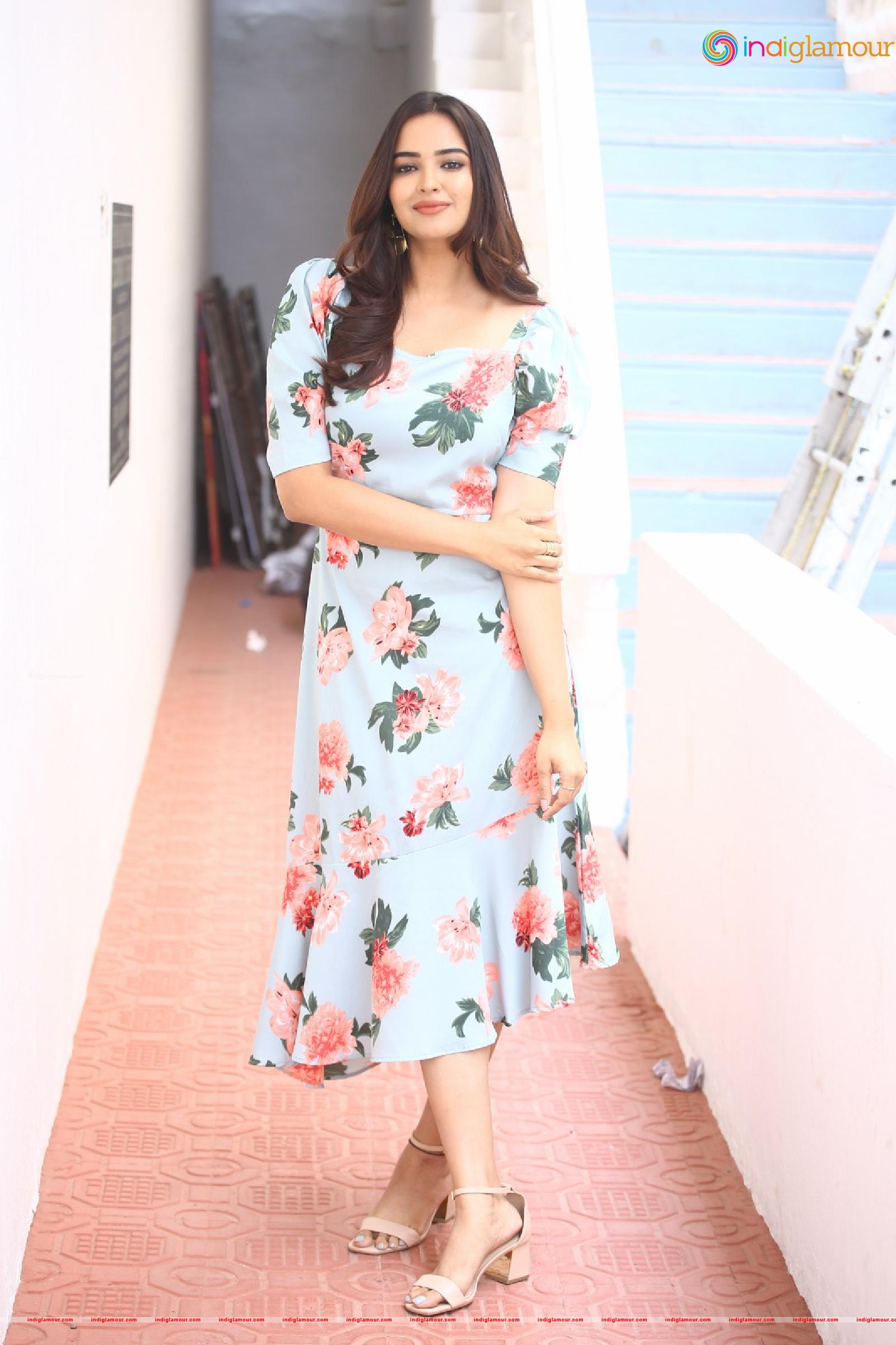 Pujita Ponnada Actress hd photo