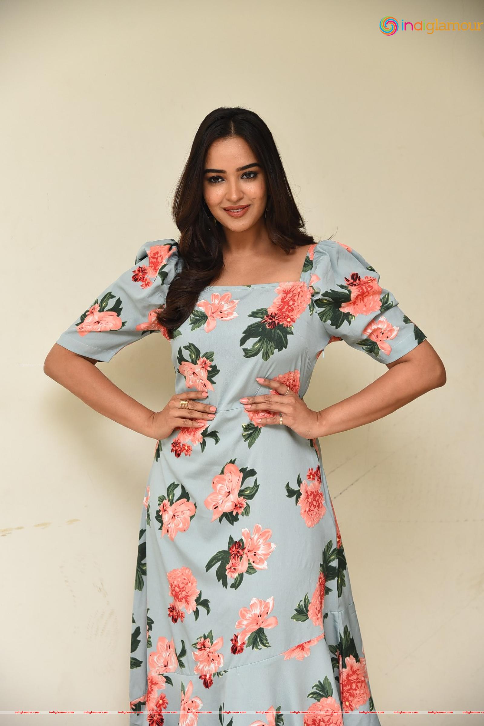Pujita Ponnada Actress hd photo