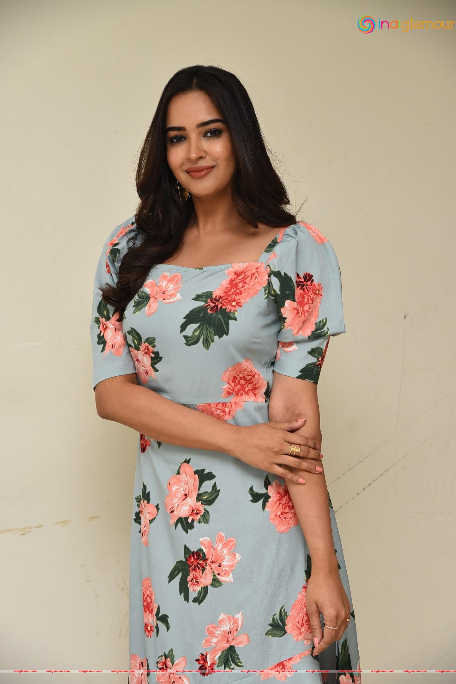Pujita Ponnada Actress hd photo