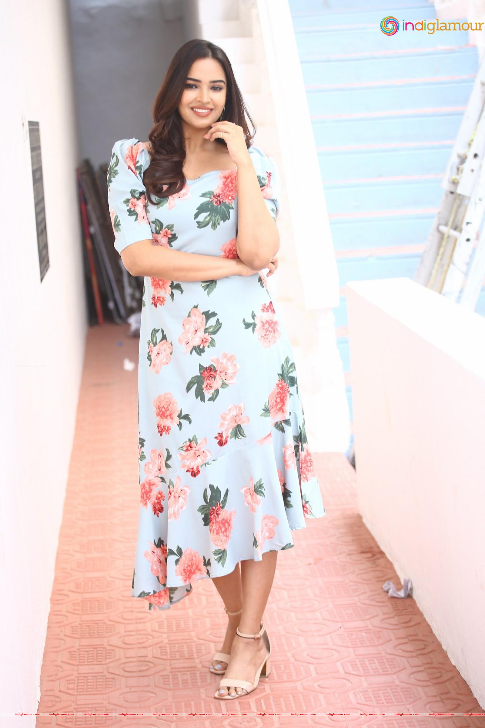 Pujita Ponnada Actress hd photo