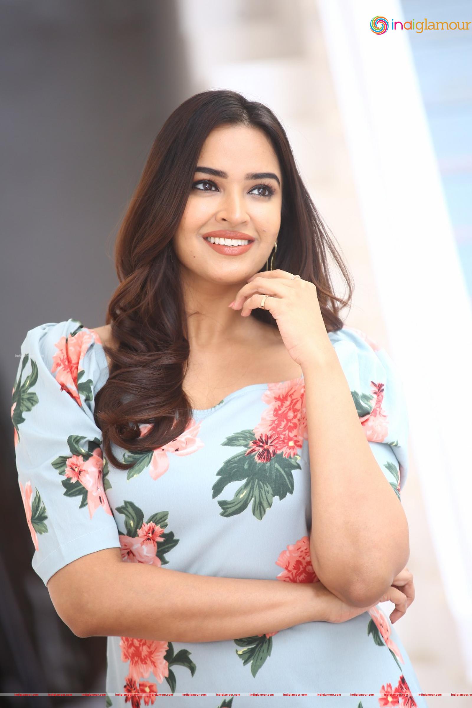Pujita Ponnada Actress hd photo