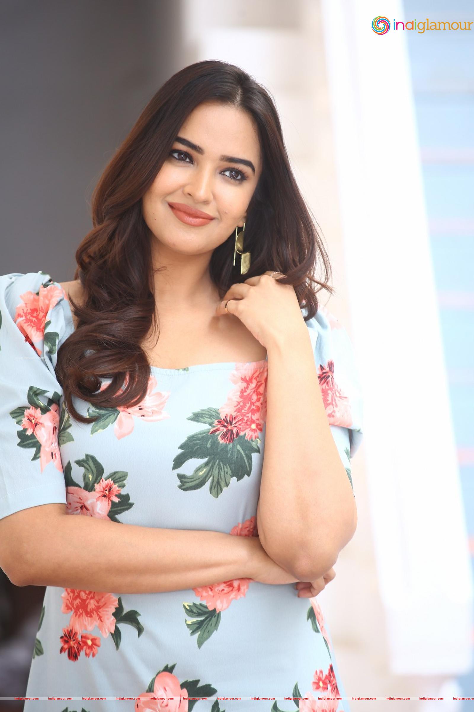 Pujita Ponnada Actress hd photo