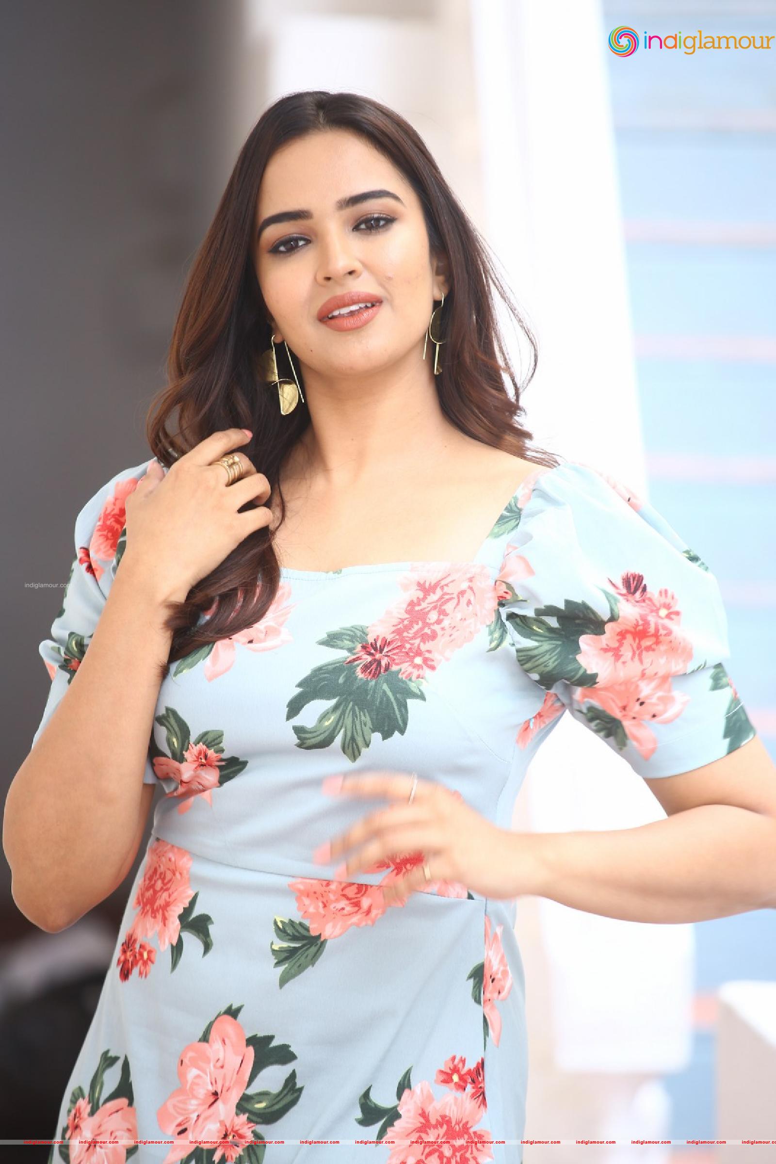 Pujita Ponnada Actress hd photo
