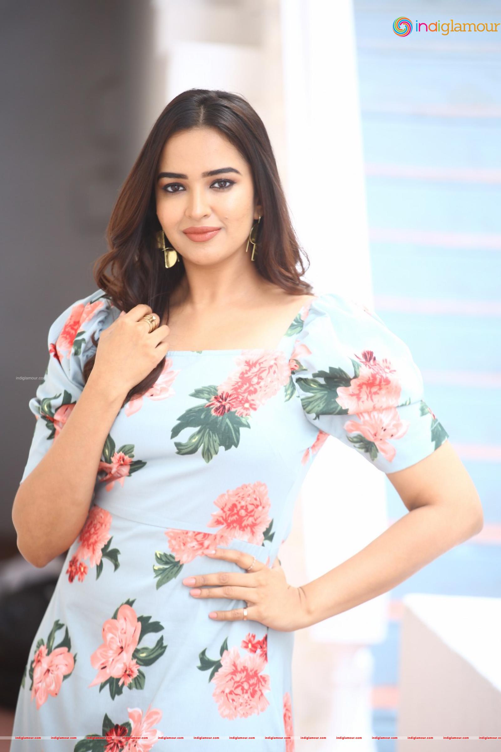Pujita Ponnada Actress hd photo