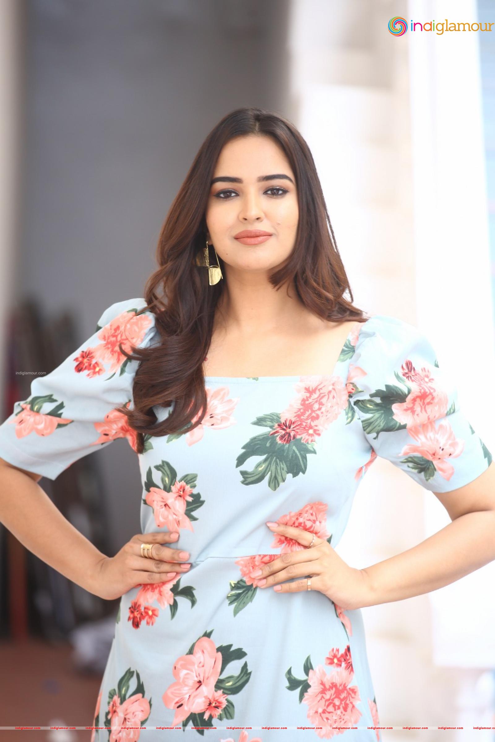 Pujita Ponnada Actress hd photo