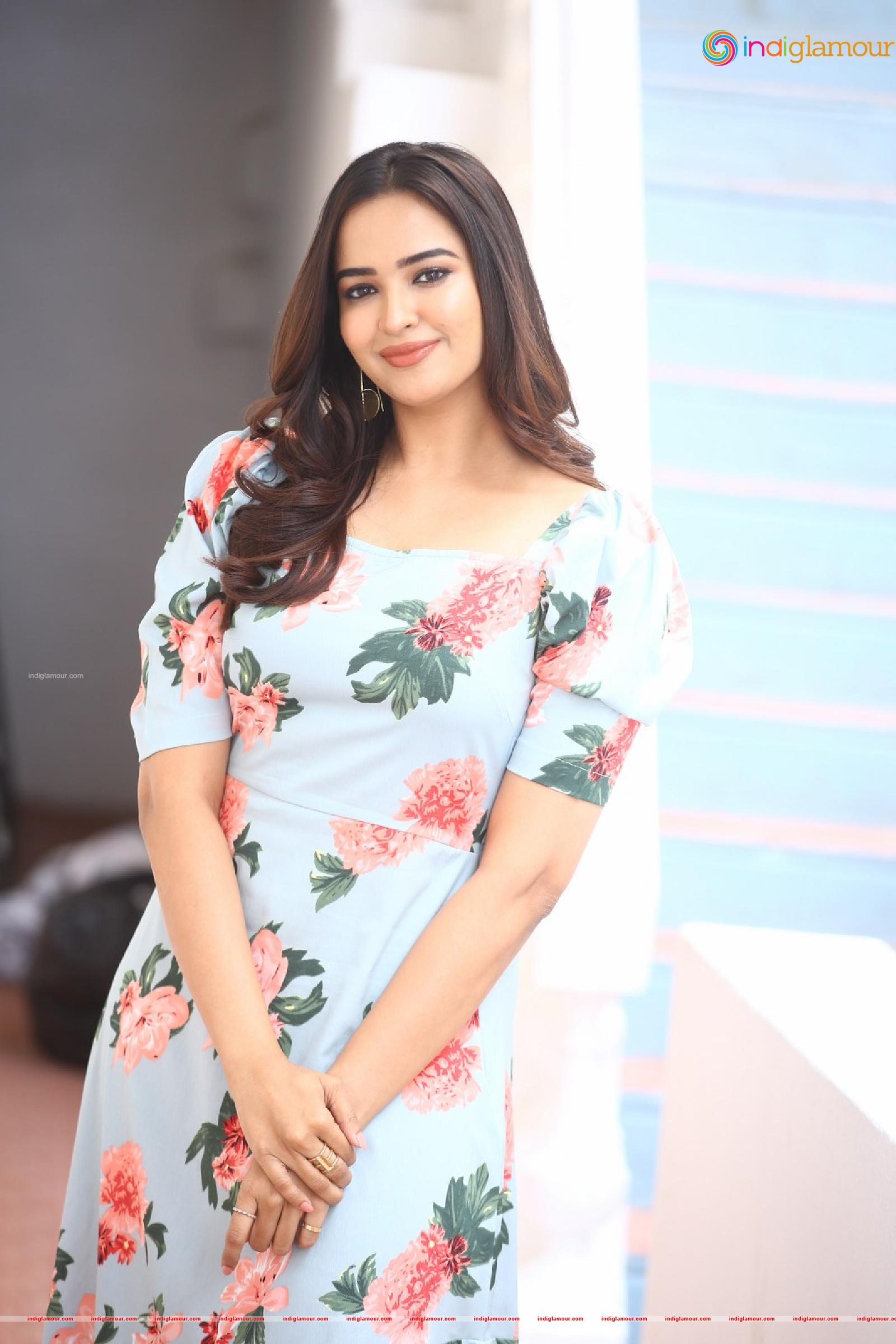 Pujita Ponnada Actress hd photo