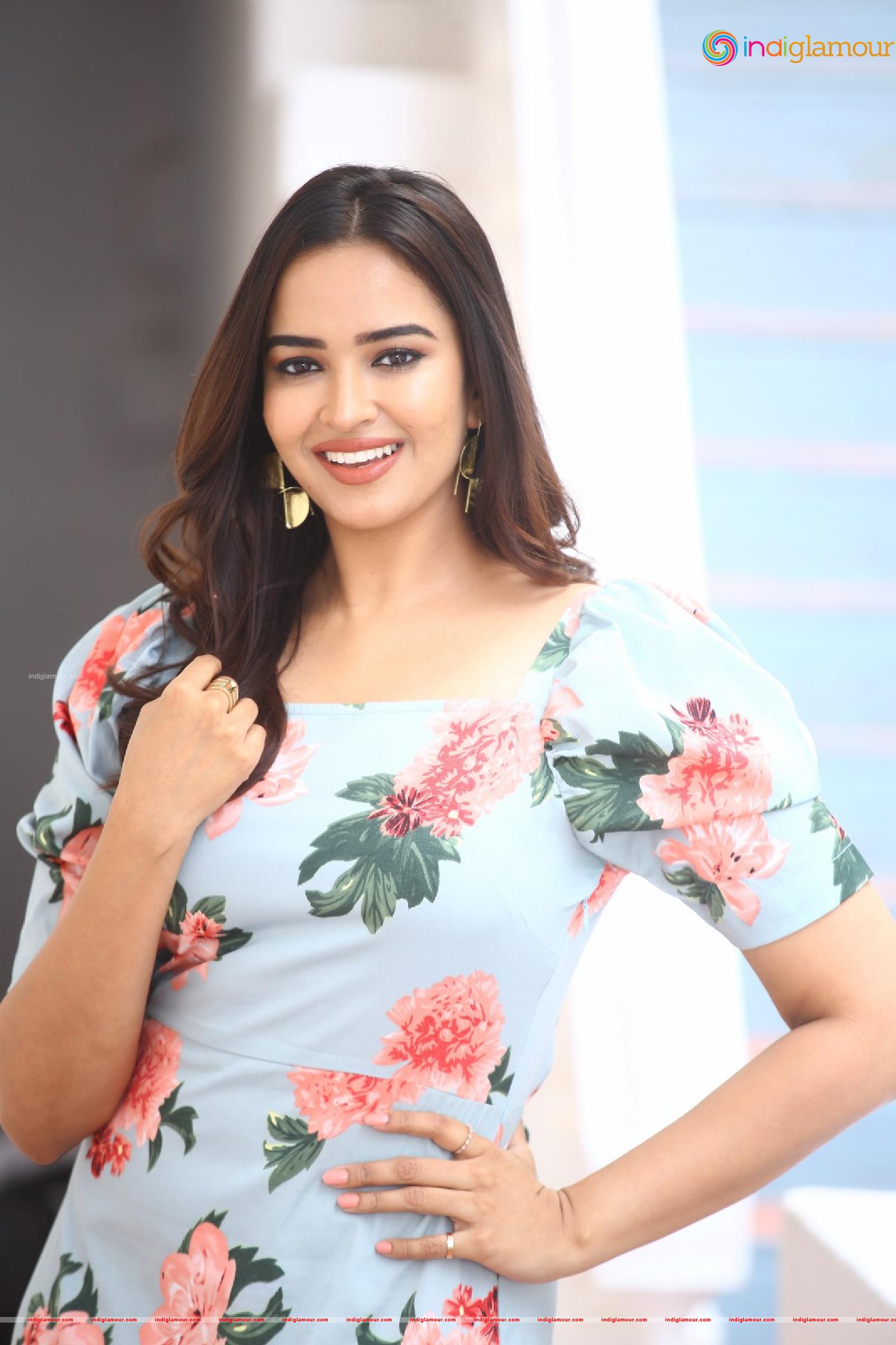 Pujita Ponnada Actress hd photo