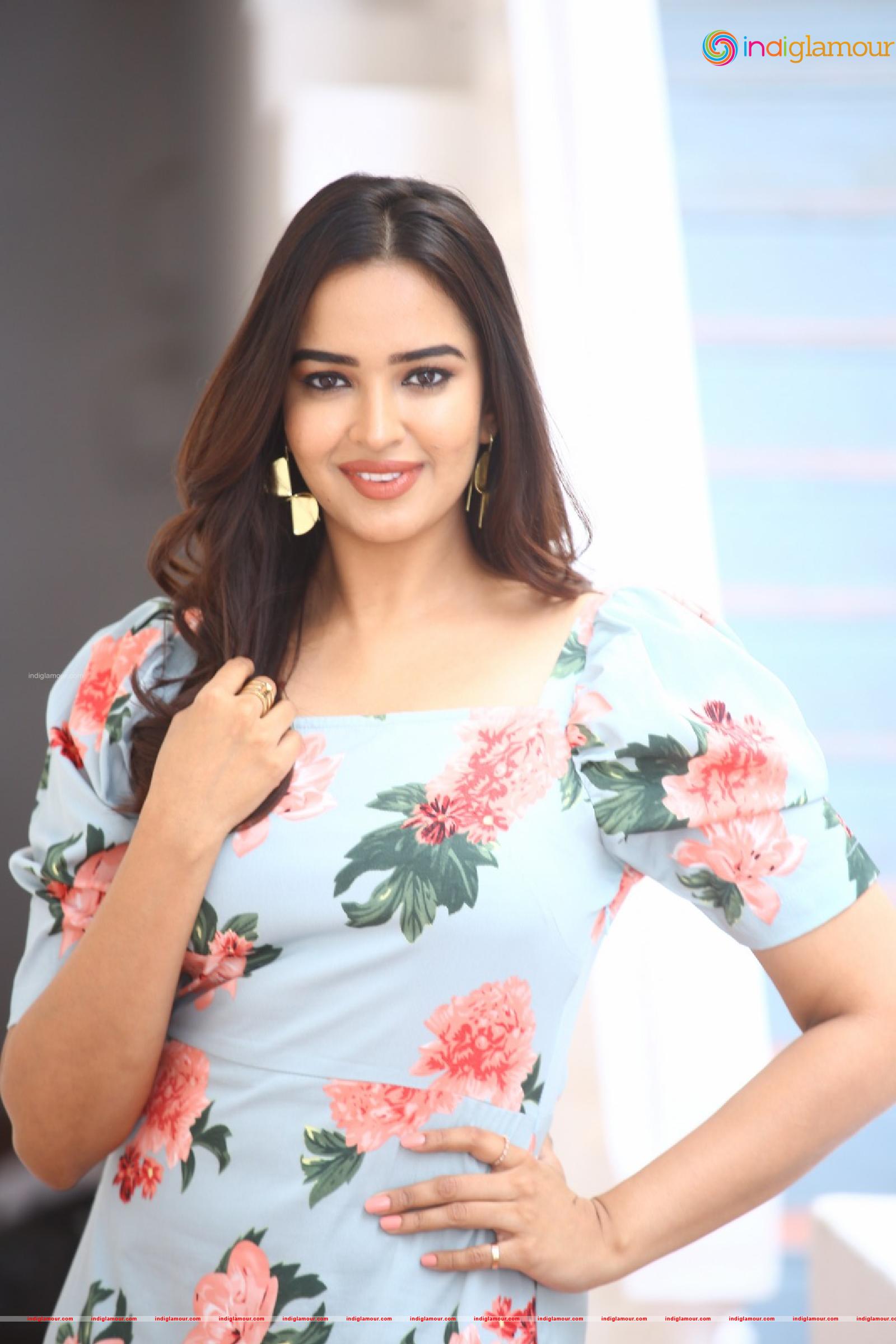 Pujita Ponnada Actress hd photo