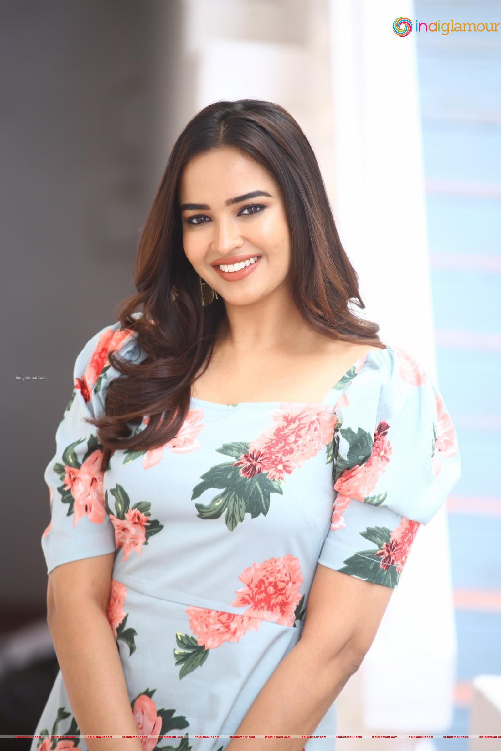 Pujita Ponnada Actress hd photo