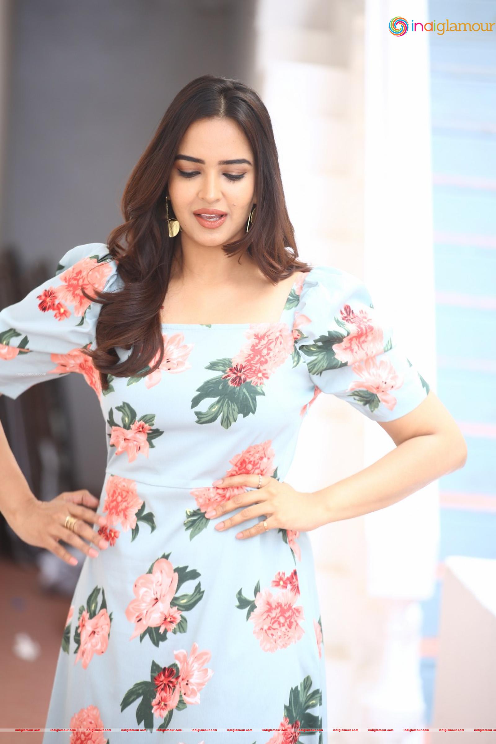 Pujita Ponnada Actress hd photo