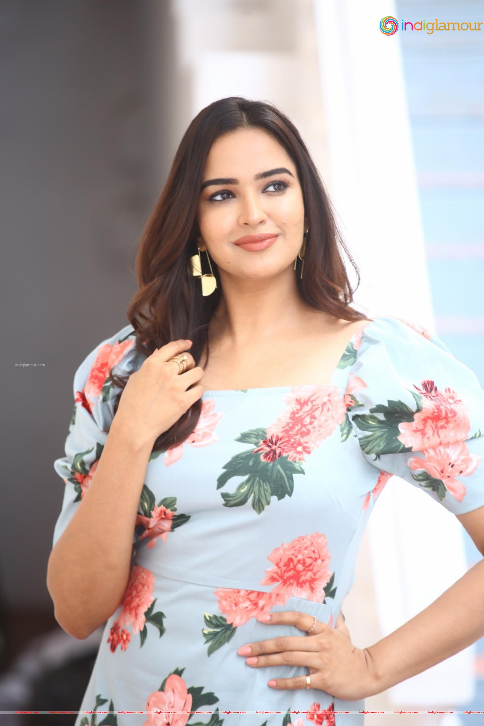Pujita Ponnada Actress hd photo