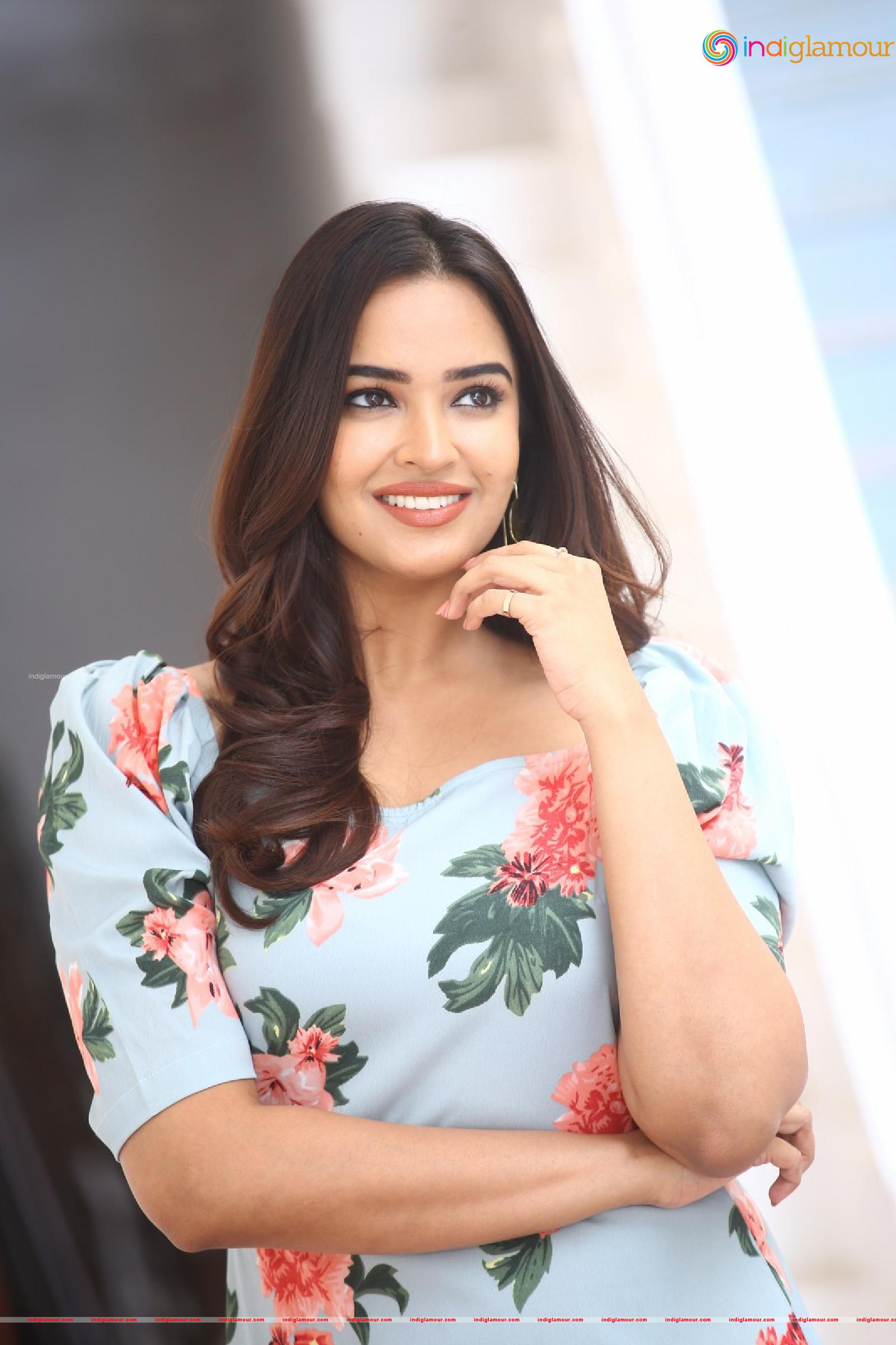 Pujita Ponnada Actress hd photo