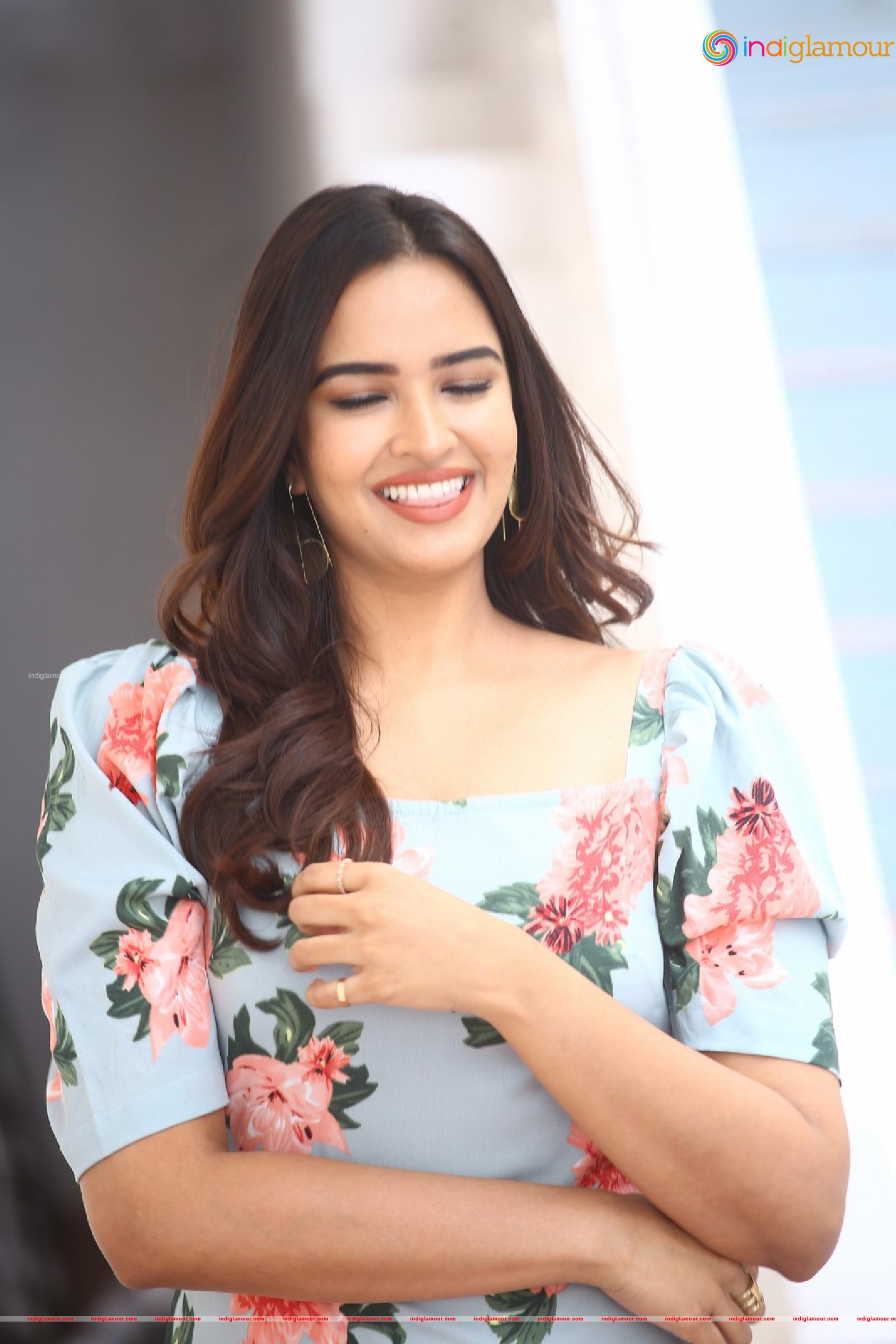 Pujita Ponnada Actress hd photo
